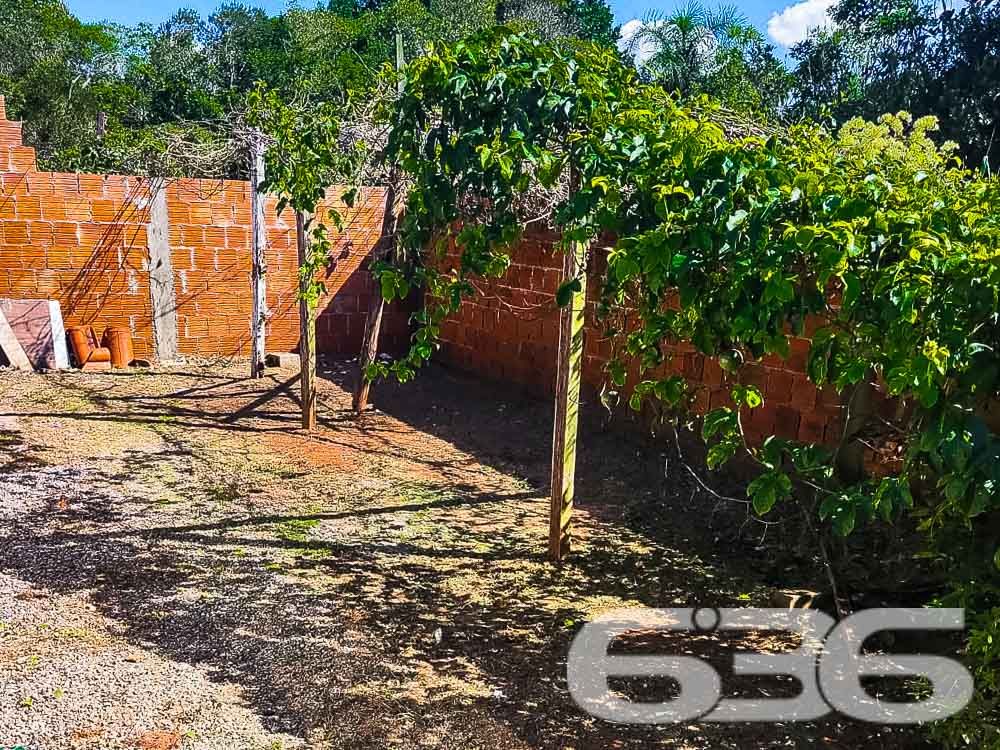 Residência Única e Encantadora em São Francisco do Sul
Descubra o prazer de viver em harmonia com a natureza nesta residência padrão térrea, situada no tranquilo bairro de Ervino, São Francisco do Sul. Com fácil acesso a apenas 700 metros do mar, esta propriedade oferece um refúgio perfeito para quem busca tranquilidade sem abrir mão da conveniência.
Composição do Imóvel:
Espaço e Conforto: A casa dispõe de 2 dormitórios aconchegantes e 2 banheiros completos, promovendo privacidade e comodidade para toda a família. A sala de estar é ampla, perfeita para receber amigos e familiares com conforto.
Lazer e Comodidades: Desfrute de momentos memoráveis no espaço gourmet com churrasqueira integrado à copa e cozinha, ideal para confraternizações. A área de festa externa com churrasqueira adicional assegura que seus eventos sejam sempre especiais.
Garagens: Com três vagas cobertas e três descobertas, há amplo espaço para veículos e equipamentos de lazer.
Detalhes que Encantam: A residência é totalmente murada, oferecendo segurança e privacidade. A conexão com a internet garante que você esteja sempre conectado, seja para trabalho ou lazer.
Vantagens da Localização:
Proximidade com o Mar: Situada a curta distância da praia, esta casa é perfeita para quem sonha com o estilo de vida litorâneo. Aproveite passeios à beira-mar sempre que desejar, com fácil acesso a apenas 700 metros de distância.
Natureza e Tranquilidade: O bairro Ervino é conhecido por sua tranquilidade e proximidade com a natureza, oferecendo um ambiente sereno e acolhedor.
Ideal para: Famílias em busca de um lar tranquilo e espaçoso ou investidores procurando por propriedades com alto potencial de valorização em uma região promissora. Esta residência também é perfeita para quem deseja uma casa de veraneio próxima ao mar.
636 Negócios Imobiliários: Compromisso com Excelência Com mais de 30 anos de experiência no mercado imobiliário, nos orgulhamos em oferecer imóveis que não são apenas espaços para viver, mas verdadeiros lares para criar memórias felizes. Nosso compromisso é garantir a satisfação total de nossos clientes através de um atendimento personalizado e dedicado.
Descubra mais sobre como esta casa pode ser o cenário de muitos momentos felizes para você e sua família. Entre em contato hoje mesmo e agende uma visita! Transforme este sonho em realidade com a 636 Negócios Imobiliários.
636 NEGÓCIOS IMOBILIÁRIOS: A SUA MELHOR ESCOLHA
Com mais de 30 anos de experiência, a 636 Negócios Imobiliários é sua parceira ideal para encontrar o imóvel perfeito. Estamos prontos para ajudá-lo a fazer deste imóvel o seu novo lar.
Telefone: (47) 3451-0636
WhatsApp: (47) 99190-0636
Não perca esta oportunidade única. Visite nosso site para mais informações: i636.com.br