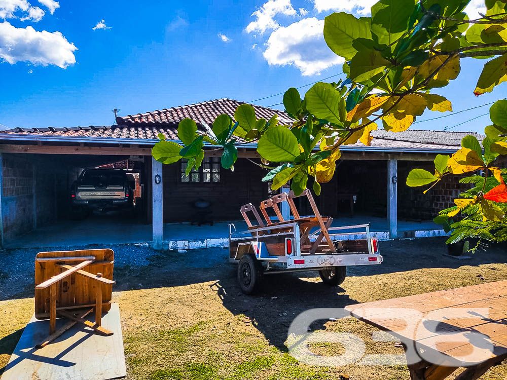 Residência Única e Encantadora em São Francisco do Sul
Descubra o prazer de viver em harmonia com a natureza nesta residência padrão térrea, situada no tranquilo bairro de Ervino, São Francisco do Sul. Com fácil acesso a apenas 700 metros do mar, esta propriedade oferece um refúgio perfeito para quem busca tranquilidade sem abrir mão da conveniência.
Composição do Imóvel:
Espaço e Conforto: A casa dispõe de 2 dormitórios aconchegantes e 2 banheiros completos, promovendo privacidade e comodidade para toda a família. A sala de estar é ampla, perfeita para receber amigos e familiares com conforto.
Lazer e Comodidades: Desfrute de momentos memoráveis no espaço gourmet com churrasqueira integrado à copa e cozinha, ideal para confraternizações. A área de festa externa com churrasqueira adicional assegura que seus eventos sejam sempre especiais.
Garagens: Com três vagas cobertas e três descobertas, há amplo espaço para veículos e equipamentos de lazer.
Detalhes que Encantam: A residência é totalmente murada, oferecendo segurança e privacidade. A conexão com a internet garante que você esteja sempre conectado, seja para trabalho ou lazer.
Vantagens da Localização:
Proximidade com o Mar: Situada a curta distância da praia, esta casa é perfeita para quem sonha com o estilo de vida litorâneo. Aproveite passeios à beira-mar sempre que desejar, com fácil acesso a apenas 700 metros de distância.
Natureza e Tranquilidade: O bairro Ervino é conhecido por sua tranquilidade e proximidade com a natureza, oferecendo um ambiente sereno e acolhedor.
Ideal para: Famílias em busca de um lar tranquilo e espaçoso ou investidores procurando por propriedades com alto potencial de valorização em uma região promissora. Esta residência também é perfeita para quem deseja uma casa de veraneio próxima ao mar.
636 Negócios Imobiliários: Compromisso com Excelência Com mais de 30 anos de experiência no mercado imobiliário, nos orgulhamos em oferecer imóveis que não são apenas espaços para viver, mas verdadeiros lares para criar memórias felizes. Nosso compromisso é garantir a satisfação total de nossos clientes através de um atendimento personalizado e dedicado.
Descubra mais sobre como esta casa pode ser o cenário de muitos momentos felizes para você e sua família. Entre em contato hoje mesmo e agende uma visita! Transforme este sonho em realidade com a 636 Negócios Imobiliários.
636 NEGÓCIOS IMOBILIÁRIOS: A SUA MELHOR ESCOLHA
Com mais de 30 anos de experiência, a 636 Negócios Imobiliários é sua parceira ideal para encontrar o imóvel perfeito. Estamos prontos para ajudá-lo a fazer deste imóvel o seu novo lar.
Telefone: (47) 3451-0636
WhatsApp: (47) 99190-0636
Não perca esta oportunidade única. Visite nosso site para mais informações: i636.com.br
