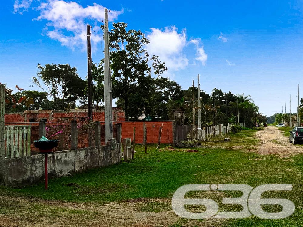 Residência Única e Encantadora em São Francisco do Sul
Descubra o prazer de viver em harmonia com a natureza nesta residência padrão térrea, situada no tranquilo bairro de Ervino, São Francisco do Sul. Com fácil acesso a apenas 700 metros do mar, esta propriedade oferece um refúgio perfeito para quem busca tranquilidade sem abrir mão da conveniência.
Composição do Imóvel:
Espaço e Conforto: A casa dispõe de 2 dormitórios aconchegantes e 2 banheiros completos, promovendo privacidade e comodidade para toda a família. A sala de estar é ampla, perfeita para receber amigos e familiares com conforto.
Lazer e Comodidades: Desfrute de momentos memoráveis no espaço gourmet com churrasqueira integrado à copa e cozinha, ideal para confraternizações. A área de festa externa com churrasqueira adicional assegura que seus eventos sejam sempre especiais.
Garagens: Com três vagas cobertas e três descobertas, há amplo espaço para veículos e equipamentos de lazer.
Detalhes que Encantam: A residência é totalmente murada, oferecendo segurança e privacidade. A conexão com a internet garante que você esteja sempre conectado, seja para trabalho ou lazer.
Vantagens da Localização:
Proximidade com o Mar: Situada a curta distância da praia, esta casa é perfeita para quem sonha com o estilo de vida litorâneo. Aproveite passeios à beira-mar sempre que desejar, com fácil acesso a apenas 700 metros de distância.
Natureza e Tranquilidade: O bairro Ervino é conhecido por sua tranquilidade e proximidade com a natureza, oferecendo um ambiente sereno e acolhedor.
Ideal para: Famílias em busca de um lar tranquilo e espaçoso ou investidores procurando por propriedades com alto potencial de valorização em uma região promissora. Esta residência também é perfeita para quem deseja uma casa de veraneio próxima ao mar.
636 Negócios Imobiliários: Compromisso com Excelência Com mais de 30 anos de experiência no mercado imobiliário, nos orgulhamos em oferecer imóveis que não são apenas espaços para viver, mas verdadeiros lares para criar memórias felizes. Nosso compromisso é garantir a satisfação total de nossos clientes através de um atendimento personalizado e dedicado.
Descubra mais sobre como esta casa pode ser o cenário de muitos momentos felizes para você e sua família. Entre em contato hoje mesmo e agende uma visita! Transforme este sonho em realidade com a 636 Negócios Imobiliários.
636 NEGÓCIOS IMOBILIÁRIOS: A SUA MELHOR ESCOLHA
Com mais de 30 anos de experiência, a 636 Negócios Imobiliários é sua parceira ideal para encontrar o imóvel perfeito. Estamos prontos para ajudá-lo a fazer deste imóvel o seu novo lar.
Telefone: (47) 3451-0636
WhatsApp: (47) 99190-0636
Não perca esta oportunidade única. Visite nosso site para mais informações: i636.com.br