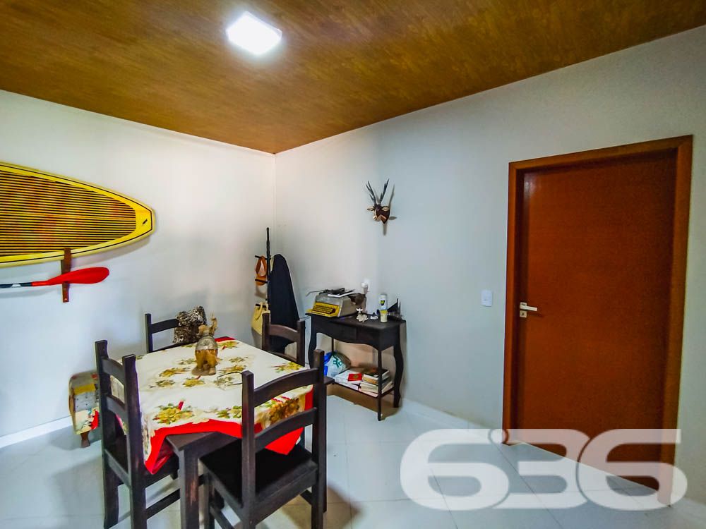 Descubra Seu Novo Lar no Paraíso de São Francisco do Sul!
Imagine viver a poucos passos da praia em um imóvel que combina conforto, beleza natural e localização estratégica. Esta casa térrea, localizada no bairro Ubatuba, é um verdadeiro convite à qualidade de vida. Construída em 2010, ela oferece 75m² de área privativa em um terreno espaçoso de 312,50m², com design funcional e detalhes que encantam.
Destaques do Imóvel:
Conforto Interno:
A residência possui uma sala de estar e jantar integradas, perfeitas para reunir a família e amigos em um ambiente acolhedor. A cozinha planejada é moderna e prática, com excelente aproveitamento de espaço e luz natural. O imóvel conta com um dormitório aconchegante, uma suíte espaçosa e dois banheiros bem distribuídos.
Lazer e Bem-Estar:
No exterior, você encontrará um espaço verde impecável, com palmeiras e flores que embelezam o jardim. A área de festas com churrasqueira é o lugar ideal para seus momentos de descontração. Relaxe em uma rede enquanto aproveita a brisa do mar e a tranquilidade que este imóvel proporciona.
Estrutura Completa:
A casa oferece uma garagem coberta e espaço para até dois carros descobertos. Tudo isso em uma propriedade completamente murada, garantindo segurança e privacidade para você e sua família.
Localização Perfeita:
Situada em uma rua pavimentada, a casa está a poucos metros da praia e conta com fácil acesso às principais vias da região. Você também estará próximo a serviços essenciais, comércios locais e transporte público, tornando o dia a dia ainda mais prático.
Se você busca um lar que combine praticidade, lazer e proximidade com a natureza, este é o lugar certo! Entre em contato com a 636 Negócios Imobiliários e agende sua visita.
Venha conhecer e se apaixonar pelo seu próximo endereço: um espaço onde cada detalhe foi pensado para você viver bem!
636 NEGÓCIOS IMOBILIÁRIOS: A SUA MELHOR ESCOLHA
Com mais de 30 anos de experiência, a 636 Negócios Imobiliários é sua parceira ideal para encontrar o imóvel perfeito. Estamos prontos para ajudá-lo a fazer deste imóvel o seu novo lar.
Telefone: (47) 3451-0636
WhatsApp: (47) 99190-0636
Não perca esta oportunidade única. Visite nosso site para mais informações: i636.com.br