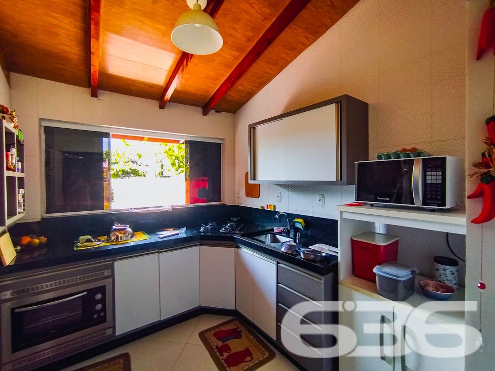 Descubra Seu Novo Lar no Paraíso de São Francisco do Sul!
Imagine viver a poucos passos da praia em um imóvel que combina conforto, beleza natural e localização estratégica. Esta casa térrea, localizada no bairro Ubatuba, é um verdadeiro convite à qualidade de vida. Construída em 2010, ela oferece 75m² de área privativa em um terreno espaçoso de 312,50m², com design funcional e detalhes que encantam.
Destaques do Imóvel:
Conforto Interno:
A residência possui uma sala de estar e jantar integradas, perfeitas para reunir a família e amigos em um ambiente acolhedor. A cozinha planejada é moderna e prática, com excelente aproveitamento de espaço e luz natural. O imóvel conta com um dormitório aconchegante, uma suíte espaçosa e dois banheiros bem distribuídos.
Lazer e Bem-Estar:
No exterior, você encontrará um espaço verde impecável, com palmeiras e flores que embelezam o jardim. A área de festas com churrasqueira é o lugar ideal para seus momentos de descontração. Relaxe em uma rede enquanto aproveita a brisa do mar e a tranquilidade que este imóvel proporciona.
Estrutura Completa:
A casa oferece uma garagem coberta e espaço para até dois carros descobertos. Tudo isso em uma propriedade completamente murada, garantindo segurança e privacidade para você e sua família.
Localização Perfeita:
Situada em uma rua pavimentada, a casa está a poucos metros da praia e conta com fácil acesso às principais vias da região. Você também estará próximo a serviços essenciais, comércios locais e transporte público, tornando o dia a dia ainda mais prático.
Se você busca um lar que combine praticidade, lazer e proximidade com a natureza, este é o lugar certo! Entre em contato com a 636 Negócios Imobiliários e agende sua visita.
Venha conhecer e se apaixonar pelo seu próximo endereço: um espaço onde cada detalhe foi pensado para você viver bem!
636 NEGÓCIOS IMOBILIÁRIOS: A SUA MELHOR ESCOLHA
Com mais de 30 anos de experiência, a 636 Negócios Imobiliários é sua parceira ideal para encontrar o imóvel perfeito. Estamos prontos para ajudá-lo a fazer deste imóvel o seu novo lar.
Telefone: (47) 3451-0636
WhatsApp: (47) 99190-0636
Não perca esta oportunidade única. Visite nosso site para mais informações: i636.com.br