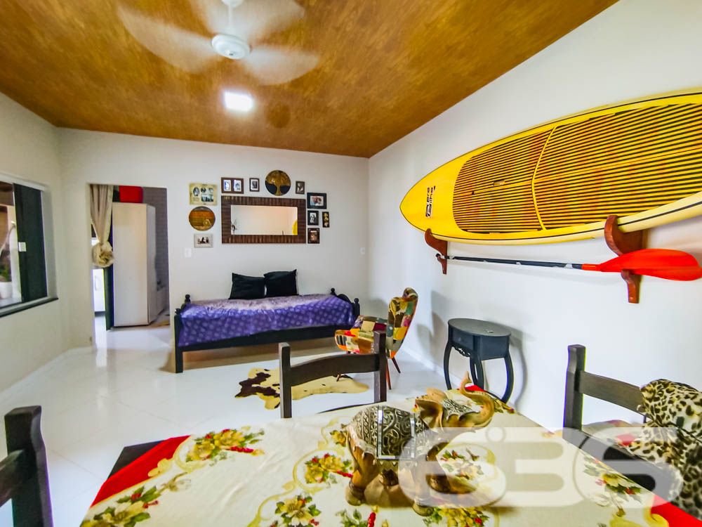 Descubra Seu Novo Lar no Paraíso de São Francisco do Sul!
Imagine viver a poucos passos da praia em um imóvel que combina conforto, beleza natural e localização estratégica. Esta casa térrea, localizada no bairro Ubatuba, é um verdadeiro convite à qualidade de vida. Construída em 2010, ela oferece 75m² de área privativa em um terreno espaçoso de 312,50m², com design funcional e detalhes que encantam.
Destaques do Imóvel:
Conforto Interno:
A residência possui uma sala de estar e jantar integradas, perfeitas para reunir a família e amigos em um ambiente acolhedor. A cozinha planejada é moderna e prática, com excelente aproveitamento de espaço e luz natural. O imóvel conta com um dormitório aconchegante, uma suíte espaçosa e dois banheiros bem distribuídos.
Lazer e Bem-Estar:
No exterior, você encontrará um espaço verde impecável, com palmeiras e flores que embelezam o jardim. A área de festas com churrasqueira é o lugar ideal para seus momentos de descontração. Relaxe em uma rede enquanto aproveita a brisa do mar e a tranquilidade que este imóvel proporciona.
Estrutura Completa:
A casa oferece uma garagem coberta e espaço para até dois carros descobertos. Tudo isso em uma propriedade completamente murada, garantindo segurança e privacidade para você e sua família.
Localização Perfeita:
Situada em uma rua pavimentada, a casa está a poucos metros da praia e conta com fácil acesso às principais vias da região. Você também estará próximo a serviços essenciais, comércios locais e transporte público, tornando o dia a dia ainda mais prático.
Se você busca um lar que combine praticidade, lazer e proximidade com a natureza, este é o lugar certo! Entre em contato com a 636 Negócios Imobiliários e agende sua visita.
Venha conhecer e se apaixonar pelo seu próximo endereço: um espaço onde cada detalhe foi pensado para você viver bem!
636 NEGÓCIOS IMOBILIÁRIOS: A SUA MELHOR ESCOLHA
Com mais de 30 anos de experiência, a 636 Negócios Imobiliários é sua parceira ideal para encontrar o imóvel perfeito. Estamos prontos para ajudá-lo a fazer deste imóvel o seu novo lar.
Telefone: (47) 3451-0636
WhatsApp: (47) 99190-0636
Não perca esta oportunidade única. Visite nosso site para mais informações: i636.com.br