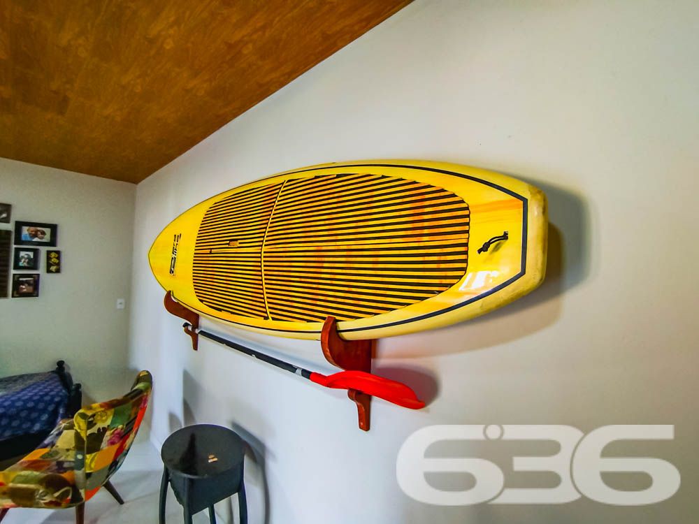 Descubra Seu Novo Lar no Paraíso de São Francisco do Sul!
Imagine viver a poucos passos da praia em um imóvel que combina conforto, beleza natural e localização estratégica. Esta casa térrea, localizada no bairro Ubatuba, é um verdadeiro convite à qualidade de vida. Construída em 2010, ela oferece 75m² de área privativa em um terreno espaçoso de 312,50m², com design funcional e detalhes que encantam.
Destaques do Imóvel:
Conforto Interno:
A residência possui uma sala de estar e jantar integradas, perfeitas para reunir a família e amigos em um ambiente acolhedor. A cozinha planejada é moderna e prática, com excelente aproveitamento de espaço e luz natural. O imóvel conta com um dormitório aconchegante, uma suíte espaçosa e dois banheiros bem distribuídos.
Lazer e Bem-Estar:
No exterior, você encontrará um espaço verde impecável, com palmeiras e flores que embelezam o jardim. A área de festas com churrasqueira é o lugar ideal para seus momentos de descontração. Relaxe em uma rede enquanto aproveita a brisa do mar e a tranquilidade que este imóvel proporciona.
Estrutura Completa:
A casa oferece uma garagem coberta e espaço para até dois carros descobertos. Tudo isso em uma propriedade completamente murada, garantindo segurança e privacidade para você e sua família.
Localização Perfeita:
Situada em uma rua pavimentada, a casa está a poucos metros da praia e conta com fácil acesso às principais vias da região. Você também estará próximo a serviços essenciais, comércios locais e transporte público, tornando o dia a dia ainda mais prático.
Se você busca um lar que combine praticidade, lazer e proximidade com a natureza, este é o lugar certo! Entre em contato com a 636 Negócios Imobiliários e agende sua visita.
Venha conhecer e se apaixonar pelo seu próximo endereço: um espaço onde cada detalhe foi pensado para você viver bem!
636 NEGÓCIOS IMOBILIÁRIOS: A SUA MELHOR ESCOLHA
Com mais de 30 anos de experiência, a 636 Negócios Imobiliários é sua parceira ideal para encontrar o imóvel perfeito. Estamos prontos para ajudá-lo a fazer deste imóvel o seu novo lar.
Telefone: (47) 3451-0636
WhatsApp: (47) 99190-0636
Não perca esta oportunidade única. Visite nosso site para mais informações: i636.com.br