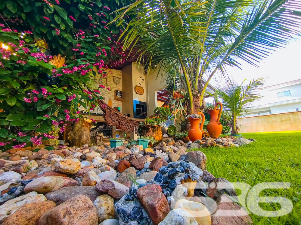 Descubra Seu Novo Lar no Paraíso de São Francisco do Sul!
Imagine viver a poucos passos da praia em um imóvel que combina conforto, beleza natural e localização estratégica. Esta casa térrea, localizada no bairro Ubatuba, é um verdadeiro convite à qualidade de vida. Construída em 2010, ela oferece 75m² de área privativa em um terreno espaçoso de 312,50m², com design funcional e detalhes que encantam.
Destaques do Imóvel:
Conforto Interno:
A residência possui uma sala de estar e jantar integradas, perfeitas para reunir a família e amigos em um ambiente acolhedor. A cozinha planejada é moderna e prática, com excelente aproveitamento de espaço e luz natural. O imóvel conta com um dormitório aconchegante, uma suíte espaçosa e dois banheiros bem distribuídos.
Lazer e Bem-Estar:
No exterior, você encontrará um espaço verde impecável, com palmeiras e flores que embelezam o jardim. A área de festas com churrasqueira é o lugar ideal para seus momentos de descontração. Relaxe em uma rede enquanto aproveita a brisa do mar e a tranquilidade que este imóvel proporciona.
Estrutura Completa:
A casa oferece uma garagem coberta e espaço para até dois carros descobertos. Tudo isso em uma propriedade completamente murada, garantindo segurança e privacidade para você e sua família.
Localização Perfeita:
Situada em uma rua pavimentada, a casa está a poucos metros da praia e conta com fácil acesso às principais vias da região. Você também estará próximo a serviços essenciais, comércios locais e transporte público, tornando o dia a dia ainda mais prático.
Se você busca um lar que combine praticidade, lazer e proximidade com a natureza, este é o lugar certo! Entre em contato com a 636 Negócios Imobiliários e agende sua visita.
Venha conhecer e se apaixonar pelo seu próximo endereço: um espaço onde cada detalhe foi pensado para você viver bem!
636 NEGÓCIOS IMOBILIÁRIOS: A SUA MELHOR ESCOLHA
Com mais de 30 anos de experiência, a 636 Negócios Imobiliários é sua parceira ideal para encontrar o imóvel perfeito. Estamos prontos para ajudá-lo a fazer deste imóvel o seu novo lar.
Telefone: (47) 3451-0636
WhatsApp: (47) 99190-0636
Não perca esta oportunidade única. Visite nosso site para mais informações: i636.com.br