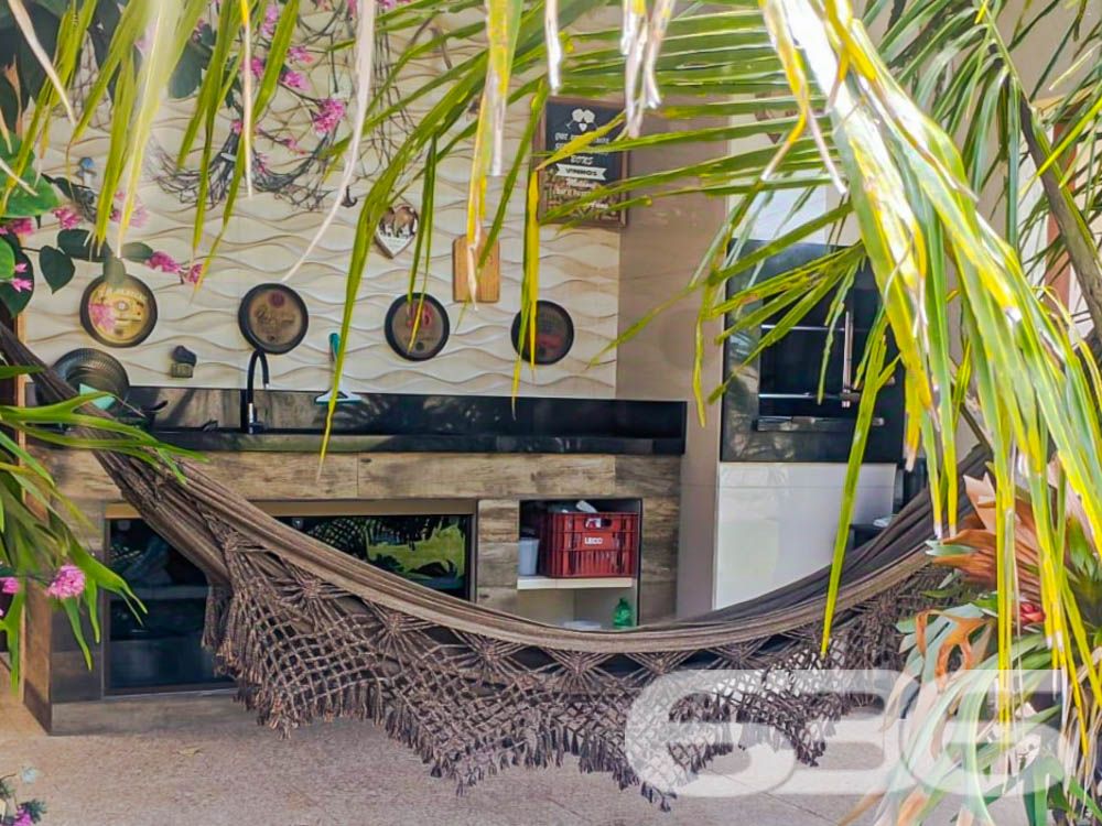 Descubra Seu Novo Lar no Paraíso de São Francisco do Sul!
Imagine viver a poucos passos da praia em um imóvel que combina conforto, beleza natural e localização estratégica. Esta casa térrea, localizada no bairro Ubatuba, é um verdadeiro convite à qualidade de vida. Construída em 2010, ela oferece 75m² de área privativa em um terreno espaçoso de 312,50m², com design funcional e detalhes que encantam.
Destaques do Imóvel:
Conforto Interno:
A residência possui uma sala de estar e jantar integradas, perfeitas para reunir a família e amigos em um ambiente acolhedor. A cozinha planejada é moderna e prática, com excelente aproveitamento de espaço e luz natural. O imóvel conta com um dormitório aconchegante, uma suíte espaçosa e dois banheiros bem distribuídos.
Lazer e Bem-Estar:
No exterior, você encontrará um espaço verde impecável, com palmeiras e flores que embelezam o jardim. A área de festas com churrasqueira é o lugar ideal para seus momentos de descontração. Relaxe em uma rede enquanto aproveita a brisa do mar e a tranquilidade que este imóvel proporciona.
Estrutura Completa:
A casa oferece uma garagem coberta e espaço para até dois carros descobertos. Tudo isso em uma propriedade completamente murada, garantindo segurança e privacidade para você e sua família.
Localização Perfeita:
Situada em uma rua pavimentada, a casa está a poucos metros da praia e conta com fácil acesso às principais vias da região. Você também estará próximo a serviços essenciais, comércios locais e transporte público, tornando o dia a dia ainda mais prático.
Se você busca um lar que combine praticidade, lazer e proximidade com a natureza, este é o lugar certo! Entre em contato com a 636 Negócios Imobiliários e agende sua visita.
Venha conhecer e se apaixonar pelo seu próximo endereço: um espaço onde cada detalhe foi pensado para você viver bem!
636 NEGÓCIOS IMOBILIÁRIOS: A SUA MELHOR ESCOLHA
Com mais de 30 anos de experiência, a 636 Negócios Imobiliários é sua parceira ideal para encontrar o imóvel perfeito. Estamos prontos para ajudá-lo a fazer deste imóvel o seu novo lar.
Telefone: (47) 3451-0636
WhatsApp: (47) 99190-0636
Não perca esta oportunidade única. Visite nosso site para mais informações: i636.com.br