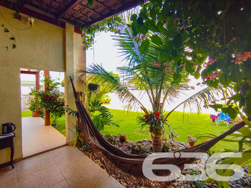 Descubra Seu Novo Lar no Paraíso de São Francisco do Sul!
Imagine viver a poucos passos da praia em um imóvel que combina conforto, beleza natural e localização estratégica. Esta casa térrea, localizada no bairro Ubatuba, é um verdadeiro convite à qualidade de vida. Construída em 2010, ela oferece 75m² de área privativa em um terreno espaçoso de 312,50m², com design funcional e detalhes que encantam.
Destaques do Imóvel:
Conforto Interno:
A residência possui uma sala de estar e jantar integradas, perfeitas para reunir a família e amigos em um ambiente acolhedor. A cozinha planejada é moderna e prática, com excelente aproveitamento de espaço e luz natural. O imóvel conta com um dormitório aconchegante, uma suíte espaçosa e dois banheiros bem distribuídos.
Lazer e Bem-Estar:
No exterior, você encontrará um espaço verde impecável, com palmeiras e flores que embelezam o jardim. A área de festas com churrasqueira é o lugar ideal para seus momentos de descontração. Relaxe em uma rede enquanto aproveita a brisa do mar e a tranquilidade que este imóvel proporciona.
Estrutura Completa:
A casa oferece uma garagem coberta e espaço para até dois carros descobertos. Tudo isso em uma propriedade completamente murada, garantindo segurança e privacidade para você e sua família.
Localização Perfeita:
Situada em uma rua pavimentada, a casa está a poucos metros da praia e conta com fácil acesso às principais vias da região. Você também estará próximo a serviços essenciais, comércios locais e transporte público, tornando o dia a dia ainda mais prático.
Se você busca um lar que combine praticidade, lazer e proximidade com a natureza, este é o lugar certo! Entre em contato com a 636 Negócios Imobiliários e agende sua visita.
Venha conhecer e se apaixonar pelo seu próximo endereço: um espaço onde cada detalhe foi pensado para você viver bem!
636 NEGÓCIOS IMOBILIÁRIOS: A SUA MELHOR ESCOLHA
Com mais de 30 anos de experiência, a 636 Negócios Imobiliários é sua parceira ideal para encontrar o imóvel perfeito. Estamos prontos para ajudá-lo a fazer deste imóvel o seu novo lar.
Telefone: (47) 3451-0636
WhatsApp: (47) 99190-0636
Não perca esta oportunidade única. Visite nosso site para mais informações: i636.com.br