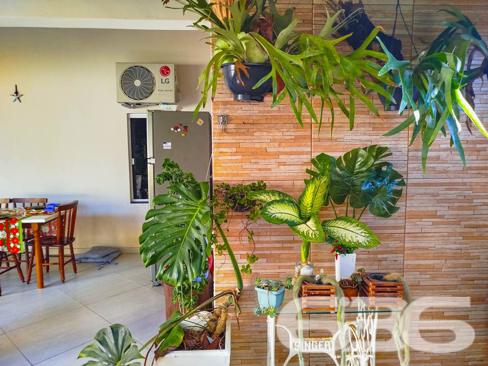 Descubra Seu Novo Lar no Paraíso de São Francisco do Sul!
Imagine viver a poucos passos da praia em um imóvel que combina conforto, beleza natural e localização estratégica. Esta casa térrea, localizada no bairro Ubatuba, é um verdadeiro convite à qualidade de vida. Construída em 2010, ela oferece 75m² de área privativa em um terreno espaçoso de 312,50m², com design funcional e detalhes que encantam.
Destaques do Imóvel:
Conforto Interno:
A residência possui uma sala de estar e jantar integradas, perfeitas para reunir a família e amigos em um ambiente acolhedor. A cozinha planejada é moderna e prática, com excelente aproveitamento de espaço e luz natural. O imóvel conta com um dormitório aconchegante, uma suíte espaçosa e dois banheiros bem distribuídos.
Lazer e Bem-Estar:
No exterior, você encontrará um espaço verde impecável, com palmeiras e flores que embelezam o jardim. A área de festas com churrasqueira é o lugar ideal para seus momentos de descontração. Relaxe em uma rede enquanto aproveita a brisa do mar e a tranquilidade que este imóvel proporciona.
Estrutura Completa:
A casa oferece uma garagem coberta e espaço para até dois carros descobertos. Tudo isso em uma propriedade completamente murada, garantindo segurança e privacidade para você e sua família.
Localização Perfeita:
Situada em uma rua pavimentada, a casa está a poucos metros da praia e conta com fácil acesso às principais vias da região. Você também estará próximo a serviços essenciais, comércios locais e transporte público, tornando o dia a dia ainda mais prático.
Se você busca um lar que combine praticidade, lazer e proximidade com a natureza, este é o lugar certo! Entre em contato com a 636 Negócios Imobiliários e agende sua visita.
Venha conhecer e se apaixonar pelo seu próximo endereço: um espaço onde cada detalhe foi pensado para você viver bem!
636 NEGÓCIOS IMOBILIÁRIOS: A SUA MELHOR ESCOLHA
Com mais de 30 anos de experiência, a 636 Negócios Imobiliários é sua parceira ideal para encontrar o imóvel perfeito. Estamos prontos para ajudá-lo a fazer deste imóvel o seu novo lar.
Telefone: (47) 3451-0636
WhatsApp: (47) 99190-0636
Não perca esta oportunidade única. Visite nosso site para mais informações: i636.com.br
