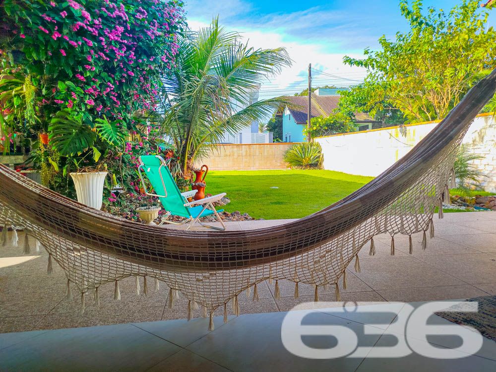 Descubra Seu Novo Lar no Paraíso de São Francisco do Sul!
Imagine viver a poucos passos da praia em um imóvel que combina conforto, beleza natural e localização estratégica. Esta casa térrea, localizada no bairro Ubatuba, é um verdadeiro convite à qualidade de vida. Construída em 2010, ela oferece 75m² de área privativa em um terreno espaçoso de 312,50m², com design funcional e detalhes que encantam.
Destaques do Imóvel:
Conforto Interno:
A residência possui uma sala de estar e jantar integradas, perfeitas para reunir a família e amigos em um ambiente acolhedor. A cozinha planejada é moderna e prática, com excelente aproveitamento de espaço e luz natural. O imóvel conta com um dormitório aconchegante, uma suíte espaçosa e dois banheiros bem distribuídos.
Lazer e Bem-Estar:
No exterior, você encontrará um espaço verde impecável, com palmeiras e flores que embelezam o jardim. A área de festas com churrasqueira é o lugar ideal para seus momentos de descontração. Relaxe em uma rede enquanto aproveita a brisa do mar e a tranquilidade que este imóvel proporciona.
Estrutura Completa:
A casa oferece uma garagem coberta e espaço para até dois carros descobertos. Tudo isso em uma propriedade completamente murada, garantindo segurança e privacidade para você e sua família.
Localização Perfeita:
Situada em uma rua pavimentada, a casa está a poucos metros da praia e conta com fácil acesso às principais vias da região. Você também estará próximo a serviços essenciais, comércios locais e transporte público, tornando o dia a dia ainda mais prático.
Se você busca um lar que combine praticidade, lazer e proximidade com a natureza, este é o lugar certo! Entre em contato com a 636 Negócios Imobiliários e agende sua visita.
Venha conhecer e se apaixonar pelo seu próximo endereço: um espaço onde cada detalhe foi pensado para você viver bem!
636 NEGÓCIOS IMOBILIÁRIOS: A SUA MELHOR ESCOLHA
Com mais de 30 anos de experiência, a 636 Negócios Imobiliários é sua parceira ideal para encontrar o imóvel perfeito. Estamos prontos para ajudá-lo a fazer deste imóvel o seu novo lar.
Telefone: (47) 3451-0636
WhatsApp: (47) 99190-0636
Não perca esta oportunidade única. Visite nosso site para mais informações: i636.com.br
