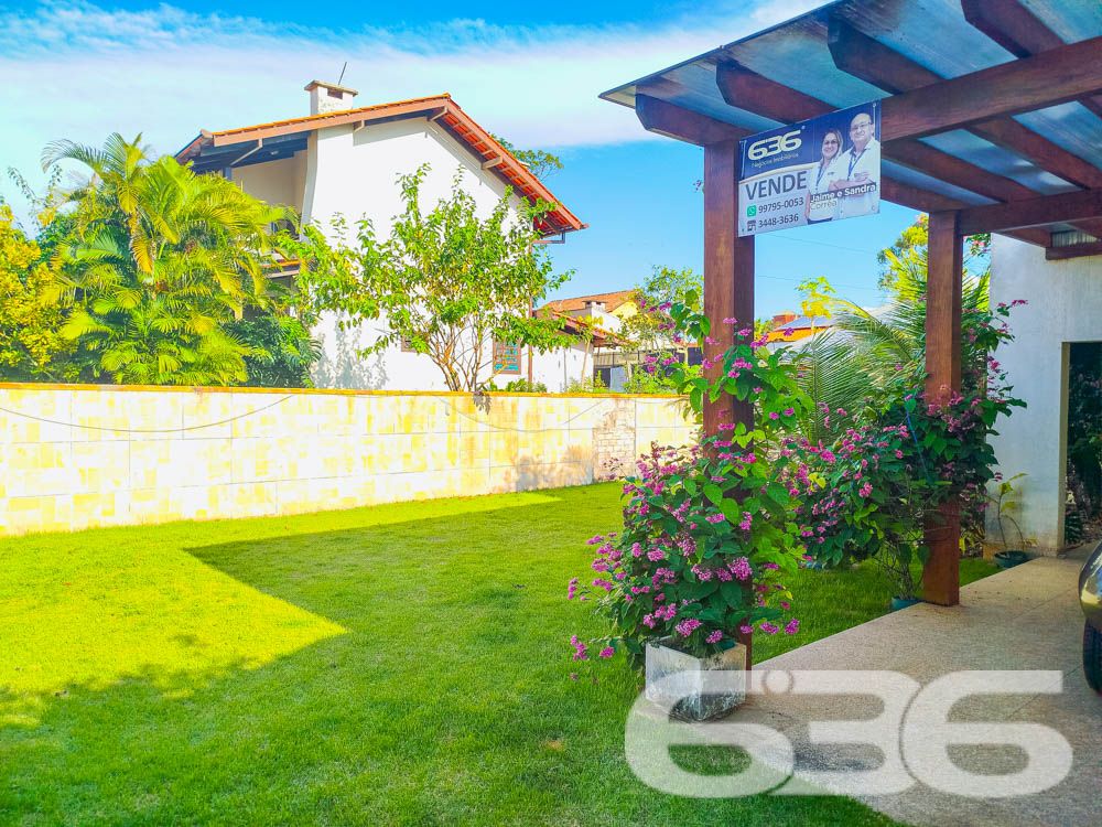 Descubra Seu Novo Lar no Paraíso de São Francisco do Sul!
Imagine viver a poucos passos da praia em um imóvel que combina conforto, beleza natural e localização estratégica. Esta casa térrea, localizada no bairro Ubatuba, é um verdadeiro convite à qualidade de vida. Construída em 2010, ela oferece 75m² de área privativa em um terreno espaçoso de 312,50m², com design funcional e detalhes que encantam.
Destaques do Imóvel:
Conforto Interno:
A residência possui uma sala de estar e jantar integradas, perfeitas para reunir a família e amigos em um ambiente acolhedor. A cozinha planejada é moderna e prática, com excelente aproveitamento de espaço e luz natural. O imóvel conta com um dormitório aconchegante, uma suíte espaçosa e dois banheiros bem distribuídos.
Lazer e Bem-Estar:
No exterior, você encontrará um espaço verde impecável, com palmeiras e flores que embelezam o jardim. A área de festas com churrasqueira é o lugar ideal para seus momentos de descontração. Relaxe em uma rede enquanto aproveita a brisa do mar e a tranquilidade que este imóvel proporciona.
Estrutura Completa:
A casa oferece uma garagem coberta e espaço para até dois carros descobertos. Tudo isso em uma propriedade completamente murada, garantindo segurança e privacidade para você e sua família.
Localização Perfeita:
Situada em uma rua pavimentada, a casa está a poucos metros da praia e conta com fácil acesso às principais vias da região. Você também estará próximo a serviços essenciais, comércios locais e transporte público, tornando o dia a dia ainda mais prático.
Se você busca um lar que combine praticidade, lazer e proximidade com a natureza, este é o lugar certo! Entre em contato com a 636 Negócios Imobiliários e agende sua visita.
Venha conhecer e se apaixonar pelo seu próximo endereço: um espaço onde cada detalhe foi pensado para você viver bem!
636 NEGÓCIOS IMOBILIÁRIOS: A SUA MELHOR ESCOLHA
Com mais de 30 anos de experiência, a 636 Negócios Imobiliários é sua parceira ideal para encontrar o imóvel perfeito. Estamos prontos para ajudá-lo a fazer deste imóvel o seu novo lar.
Telefone: (47) 3451-0636
WhatsApp: (47) 99190-0636
Não perca esta oportunidade única. Visite nosso site para mais informações: i636.com.br