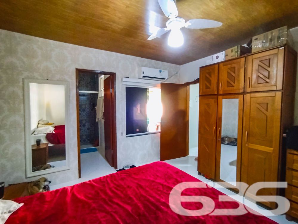 Descubra Seu Novo Lar no Paraíso de São Francisco do Sul!
Imagine viver a poucos passos da praia em um imóvel que combina conforto, beleza natural e localização estratégica. Esta casa térrea, localizada no bairro Ubatuba, é um verdadeiro convite à qualidade de vida. Construída em 2010, ela oferece 75m² de área privativa em um terreno espaçoso de 312,50m², com design funcional e detalhes que encantam.
Destaques do Imóvel:
Conforto Interno:
A residência possui uma sala de estar e jantar integradas, perfeitas para reunir a família e amigos em um ambiente acolhedor. A cozinha planejada é moderna e prática, com excelente aproveitamento de espaço e luz natural. O imóvel conta com um dormitório aconchegante, uma suíte espaçosa e dois banheiros bem distribuídos.
Lazer e Bem-Estar:
No exterior, você encontrará um espaço verde impecável, com palmeiras e flores que embelezam o jardim. A área de festas com churrasqueira é o lugar ideal para seus momentos de descontração. Relaxe em uma rede enquanto aproveita a brisa do mar e a tranquilidade que este imóvel proporciona.
Estrutura Completa:
A casa oferece uma garagem coberta e espaço para até dois carros descobertos. Tudo isso em uma propriedade completamente murada, garantindo segurança e privacidade para você e sua família.
Localização Perfeita:
Situada em uma rua pavimentada, a casa está a poucos metros da praia e conta com fácil acesso às principais vias da região. Você também estará próximo a serviços essenciais, comércios locais e transporte público, tornando o dia a dia ainda mais prático.
Se você busca um lar que combine praticidade, lazer e proximidade com a natureza, este é o lugar certo! Entre em contato com a 636 Negócios Imobiliários e agende sua visita.
Venha conhecer e se apaixonar pelo seu próximo endereço: um espaço onde cada detalhe foi pensado para você viver bem!
636 NEGÓCIOS IMOBILIÁRIOS: A SUA MELHOR ESCOLHA
Com mais de 30 anos de experiência, a 636 Negócios Imobiliários é sua parceira ideal para encontrar o imóvel perfeito. Estamos prontos para ajudá-lo a fazer deste imóvel o seu novo lar.
Telefone: (47) 3451-0636
WhatsApp: (47) 99190-0636
Não perca esta oportunidade única. Visite nosso site para mais informações: i636.com.br