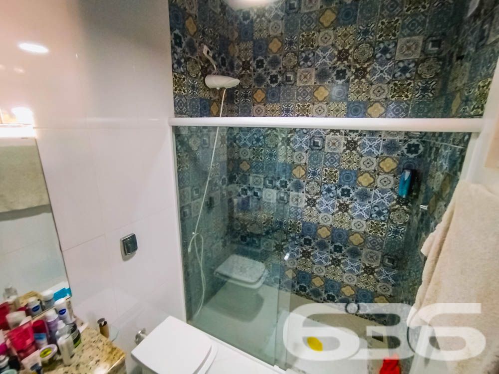 Descubra Seu Novo Lar no Paraíso de São Francisco do Sul!
Imagine viver a poucos passos da praia em um imóvel que combina conforto, beleza natural e localização estratégica. Esta casa térrea, localizada no bairro Ubatuba, é um verdadeiro convite à qualidade de vida. Construída em 2010, ela oferece 75m² de área privativa em um terreno espaçoso de 312,50m², com design funcional e detalhes que encantam.
Destaques do Imóvel:
Conforto Interno:
A residência possui uma sala de estar e jantar integradas, perfeitas para reunir a família e amigos em um ambiente acolhedor. A cozinha planejada é moderna e prática, com excelente aproveitamento de espaço e luz natural. O imóvel conta com um dormitório aconchegante, uma suíte espaçosa e dois banheiros bem distribuídos.
Lazer e Bem-Estar:
No exterior, você encontrará um espaço verde impecável, com palmeiras e flores que embelezam o jardim. A área de festas com churrasqueira é o lugar ideal para seus momentos de descontração. Relaxe em uma rede enquanto aproveita a brisa do mar e a tranquilidade que este imóvel proporciona.
Estrutura Completa:
A casa oferece uma garagem coberta e espaço para até dois carros descobertos. Tudo isso em uma propriedade completamente murada, garantindo segurança e privacidade para você e sua família.
Localização Perfeita:
Situada em uma rua pavimentada, a casa está a poucos metros da praia e conta com fácil acesso às principais vias da região. Você também estará próximo a serviços essenciais, comércios locais e transporte público, tornando o dia a dia ainda mais prático.
Se você busca um lar que combine praticidade, lazer e proximidade com a natureza, este é o lugar certo! Entre em contato com a 636 Negócios Imobiliários e agende sua visita.
Venha conhecer e se apaixonar pelo seu próximo endereço: um espaço onde cada detalhe foi pensado para você viver bem!
636 NEGÓCIOS IMOBILIÁRIOS: A SUA MELHOR ESCOLHA
Com mais de 30 anos de experiência, a 636 Negócios Imobiliários é sua parceira ideal para encontrar o imóvel perfeito. Estamos prontos para ajudá-lo a fazer deste imóvel o seu novo lar.
Telefone: (47) 3451-0636
WhatsApp: (47) 99190-0636
Não perca esta oportunidade única. Visite nosso site para mais informações: i636.com.br