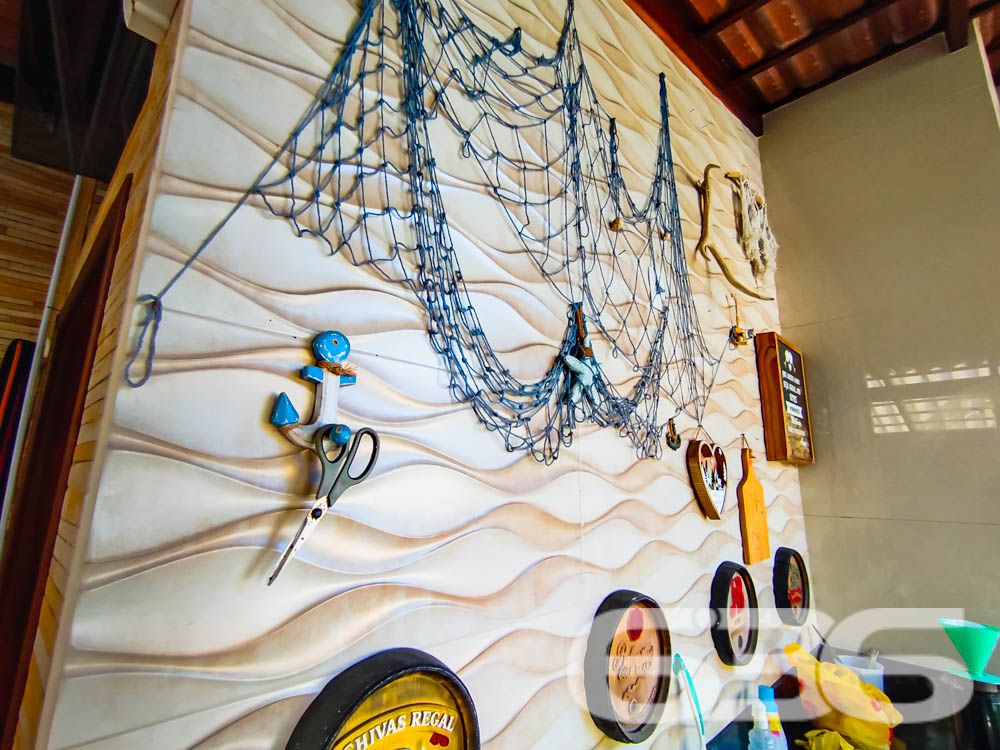 Descubra Seu Novo Lar no Paraíso de São Francisco do Sul!
Imagine viver a poucos passos da praia em um imóvel que combina conforto, beleza natural e localização estratégica. Esta casa térrea, localizada no bairro Ubatuba, é um verdadeiro convite à qualidade de vida. Construída em 2010, ela oferece 75m² de área privativa em um terreno espaçoso de 312,50m², com design funcional e detalhes que encantam.
Destaques do Imóvel:
Conforto Interno:
A residência possui uma sala de estar e jantar integradas, perfeitas para reunir a família e amigos em um ambiente acolhedor. A cozinha planejada é moderna e prática, com excelente aproveitamento de espaço e luz natural. O imóvel conta com um dormitório aconchegante, uma suíte espaçosa e dois banheiros bem distribuídos.
Lazer e Bem-Estar:
No exterior, você encontrará um espaço verde impecável, com palmeiras e flores que embelezam o jardim. A área de festas com churrasqueira é o lugar ideal para seus momentos de descontração. Relaxe em uma rede enquanto aproveita a brisa do mar e a tranquilidade que este imóvel proporciona.
Estrutura Completa:
A casa oferece uma garagem coberta e espaço para até dois carros descobertos. Tudo isso em uma propriedade completamente murada, garantindo segurança e privacidade para você e sua família.
Localização Perfeita:
Situada em uma rua pavimentada, a casa está a poucos metros da praia e conta com fácil acesso às principais vias da região. Você também estará próximo a serviços essenciais, comércios locais e transporte público, tornando o dia a dia ainda mais prático.
Se você busca um lar que combine praticidade, lazer e proximidade com a natureza, este é o lugar certo! Entre em contato com a 636 Negócios Imobiliários e agende sua visita.
Venha conhecer e se apaixonar pelo seu próximo endereço: um espaço onde cada detalhe foi pensado para você viver bem!
636 NEGÓCIOS IMOBILIÁRIOS: A SUA MELHOR ESCOLHA
Com mais de 30 anos de experiência, a 636 Negócios Imobiliários é sua parceira ideal para encontrar o imóvel perfeito. Estamos prontos para ajudá-lo a fazer deste imóvel o seu novo lar.
Telefone: (47) 3451-0636
WhatsApp: (47) 99190-0636
Não perca esta oportunidade única. Visite nosso site para mais informações: i636.com.br