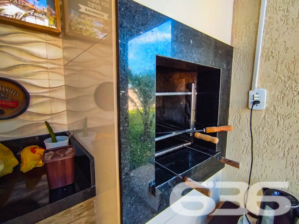 Descubra Seu Novo Lar no Paraíso de São Francisco do Sul!
Imagine viver a poucos passos da praia em um imóvel que combina conforto, beleza natural e localização estratégica. Esta casa térrea, localizada no bairro Ubatuba, é um verdadeiro convite à qualidade de vida. Construída em 2010, ela oferece 75m² de área privativa em um terreno espaçoso de 312,50m², com design funcional e detalhes que encantam.
Destaques do Imóvel:
Conforto Interno:
A residência possui uma sala de estar e jantar integradas, perfeitas para reunir a família e amigos em um ambiente acolhedor. A cozinha planejada é moderna e prática, com excelente aproveitamento de espaço e luz natural. O imóvel conta com um dormitório aconchegante, uma suíte espaçosa e dois banheiros bem distribuídos.
Lazer e Bem-Estar:
No exterior, você encontrará um espaço verde impecável, com palmeiras e flores que embelezam o jardim. A área de festas com churrasqueira é o lugar ideal para seus momentos de descontração. Relaxe em uma rede enquanto aproveita a brisa do mar e a tranquilidade que este imóvel proporciona.
Estrutura Completa:
A casa oferece uma garagem coberta e espaço para até dois carros descobertos. Tudo isso em uma propriedade completamente murada, garantindo segurança e privacidade para você e sua família.
Localização Perfeita:
Situada em uma rua pavimentada, a casa está a poucos metros da praia e conta com fácil acesso às principais vias da região. Você também estará próximo a serviços essenciais, comércios locais e transporte público, tornando o dia a dia ainda mais prático.
Se você busca um lar que combine praticidade, lazer e proximidade com a natureza, este é o lugar certo! Entre em contato com a 636 Negócios Imobiliários e agende sua visita.
Venha conhecer e se apaixonar pelo seu próximo endereço: um espaço onde cada detalhe foi pensado para você viver bem!
636 NEGÓCIOS IMOBILIÁRIOS: A SUA MELHOR ESCOLHA
Com mais de 30 anos de experiência, a 636 Negócios Imobiliários é sua parceira ideal para encontrar o imóvel perfeito. Estamos prontos para ajudá-lo a fazer deste imóvel o seu novo lar.
Telefone: (47) 3451-0636
WhatsApp: (47) 99190-0636
Não perca esta oportunidade única. Visite nosso site para mais informações: i636.com.br