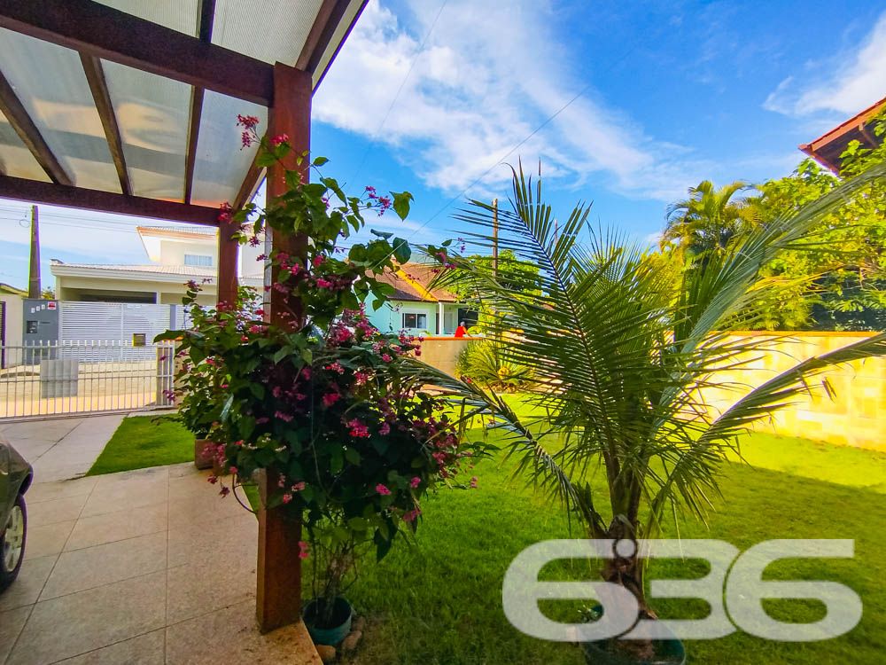 Descubra Seu Novo Lar no Paraíso de São Francisco do Sul!
Imagine viver a poucos passos da praia em um imóvel que combina conforto, beleza natural e localização estratégica. Esta casa térrea, localizada no bairro Ubatuba, é um verdadeiro convite à qualidade de vida. Construída em 2010, ela oferece 75m² de área privativa em um terreno espaçoso de 312,50m², com design funcional e detalhes que encantam.
Destaques do Imóvel:
Conforto Interno:
A residência possui uma sala de estar e jantar integradas, perfeitas para reunir a família e amigos em um ambiente acolhedor. A cozinha planejada é moderna e prática, com excelente aproveitamento de espaço e luz natural. O imóvel conta com um dormitório aconchegante, uma suíte espaçosa e dois banheiros bem distribuídos.
Lazer e Bem-Estar:
No exterior, você encontrará um espaço verde impecável, com palmeiras e flores que embelezam o jardim. A área de festas com churrasqueira é o lugar ideal para seus momentos de descontração. Relaxe em uma rede enquanto aproveita a brisa do mar e a tranquilidade que este imóvel proporciona.
Estrutura Completa:
A casa oferece uma garagem coberta e espaço para até dois carros descobertos. Tudo isso em uma propriedade completamente murada, garantindo segurança e privacidade para você e sua família.
Localização Perfeita:
Situada em uma rua pavimentada, a casa está a poucos metros da praia e conta com fácil acesso às principais vias da região. Você também estará próximo a serviços essenciais, comércios locais e transporte público, tornando o dia a dia ainda mais prático.
Se você busca um lar que combine praticidade, lazer e proximidade com a natureza, este é o lugar certo! Entre em contato com a 636 Negócios Imobiliários e agende sua visita.
Venha conhecer e se apaixonar pelo seu próximo endereço: um espaço onde cada detalhe foi pensado para você viver bem!
636 NEGÓCIOS IMOBILIÁRIOS: A SUA MELHOR ESCOLHA
Com mais de 30 anos de experiência, a 636 Negócios Imobiliários é sua parceira ideal para encontrar o imóvel perfeito. Estamos prontos para ajudá-lo a fazer deste imóvel o seu novo lar.
Telefone: (47) 3451-0636
WhatsApp: (47) 99190-0636
Não perca esta oportunidade única. Visite nosso site para mais informações: i636.com.br