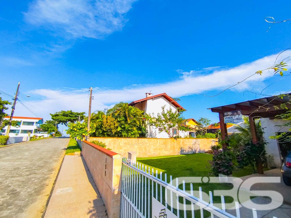 Descubra Seu Novo Lar no Paraíso de São Francisco do Sul!
Imagine viver a poucos passos da praia em um imóvel que combina conforto, beleza natural e localização estratégica. Esta casa térrea, localizada no bairro Ubatuba, é um verdadeiro convite à qualidade de vida. Construída em 2010, ela oferece 75m² de área privativa em um terreno espaçoso de 312,50m², com design funcional e detalhes que encantam.
Destaques do Imóvel:
Conforto Interno:
A residência possui uma sala de estar e jantar integradas, perfeitas para reunir a família e amigos em um ambiente acolhedor. A cozinha planejada é moderna e prática, com excelente aproveitamento de espaço e luz natural. O imóvel conta com um dormitório aconchegante, uma suíte espaçosa e dois banheiros bem distribuídos.
Lazer e Bem-Estar:
No exterior, você encontrará um espaço verde impecável, com palmeiras e flores que embelezam o jardim. A área de festas com churrasqueira é o lugar ideal para seus momentos de descontração. Relaxe em uma rede enquanto aproveita a brisa do mar e a tranquilidade que este imóvel proporciona.
Estrutura Completa:
A casa oferece uma garagem coberta e espaço para até dois carros descobertos. Tudo isso em uma propriedade completamente murada, garantindo segurança e privacidade para você e sua família.
Localização Perfeita:
Situada em uma rua pavimentada, a casa está a poucos metros da praia e conta com fácil acesso às principais vias da região. Você também estará próximo a serviços essenciais, comércios locais e transporte público, tornando o dia a dia ainda mais prático.
Se você busca um lar que combine praticidade, lazer e proximidade com a natureza, este é o lugar certo! Entre em contato com a 636 Negócios Imobiliários e agende sua visita.
Venha conhecer e se apaixonar pelo seu próximo endereço: um espaço onde cada detalhe foi pensado para você viver bem!
636 NEGÓCIOS IMOBILIÁRIOS: A SUA MELHOR ESCOLHA
Com mais de 30 anos de experiência, a 636 Negócios Imobiliários é sua parceira ideal para encontrar o imóvel perfeito. Estamos prontos para ajudá-lo a fazer deste imóvel o seu novo lar.
Telefone: (47) 3451-0636
WhatsApp: (47) 99190-0636
Não perca esta oportunidade única. Visite nosso site para mais informações: i636.com.br