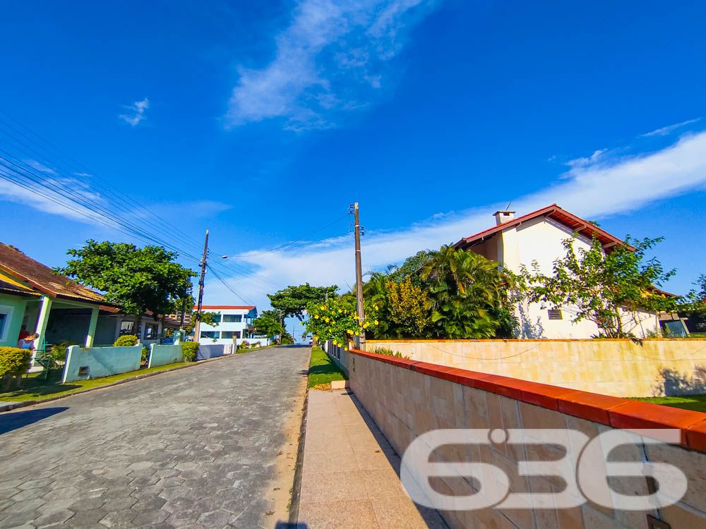 Descubra Seu Novo Lar no Paraíso de São Francisco do Sul!
Imagine viver a poucos passos da praia em um imóvel que combina conforto, beleza natural e localização estratégica. Esta casa térrea, localizada no bairro Ubatuba, é um verdadeiro convite à qualidade de vida. Construída em 2010, ela oferece 75m² de área privativa em um terreno espaçoso de 312,50m², com design funcional e detalhes que encantam.
Destaques do Imóvel:
Conforto Interno:
A residência possui uma sala de estar e jantar integradas, perfeitas para reunir a família e amigos em um ambiente acolhedor. A cozinha planejada é moderna e prática, com excelente aproveitamento de espaço e luz natural. O imóvel conta com um dormitório aconchegante, uma suíte espaçosa e dois banheiros bem distribuídos.
Lazer e Bem-Estar:
No exterior, você encontrará um espaço verde impecável, com palmeiras e flores que embelezam o jardim. A área de festas com churrasqueira é o lugar ideal para seus momentos de descontração. Relaxe em uma rede enquanto aproveita a brisa do mar e a tranquilidade que este imóvel proporciona.
Estrutura Completa:
A casa oferece uma garagem coberta e espaço para até dois carros descobertos. Tudo isso em uma propriedade completamente murada, garantindo segurança e privacidade para você e sua família.
Localização Perfeita:
Situada em uma rua pavimentada, a casa está a poucos metros da praia e conta com fácil acesso às principais vias da região. Você também estará próximo a serviços essenciais, comércios locais e transporte público, tornando o dia a dia ainda mais prático.
Se você busca um lar que combine praticidade, lazer e proximidade com a natureza, este é o lugar certo! Entre em contato com a 636 Negócios Imobiliários e agende sua visita.
Venha conhecer e se apaixonar pelo seu próximo endereço: um espaço onde cada detalhe foi pensado para você viver bem!
636 NEGÓCIOS IMOBILIÁRIOS: A SUA MELHOR ESCOLHA
Com mais de 30 anos de experiência, a 636 Negócios Imobiliários é sua parceira ideal para encontrar o imóvel perfeito. Estamos prontos para ajudá-lo a fazer deste imóvel o seu novo lar.
Telefone: (47) 3451-0636
WhatsApp: (47) 99190-0636
Não perca esta oportunidade única. Visite nosso site para mais informações: i636.com.br