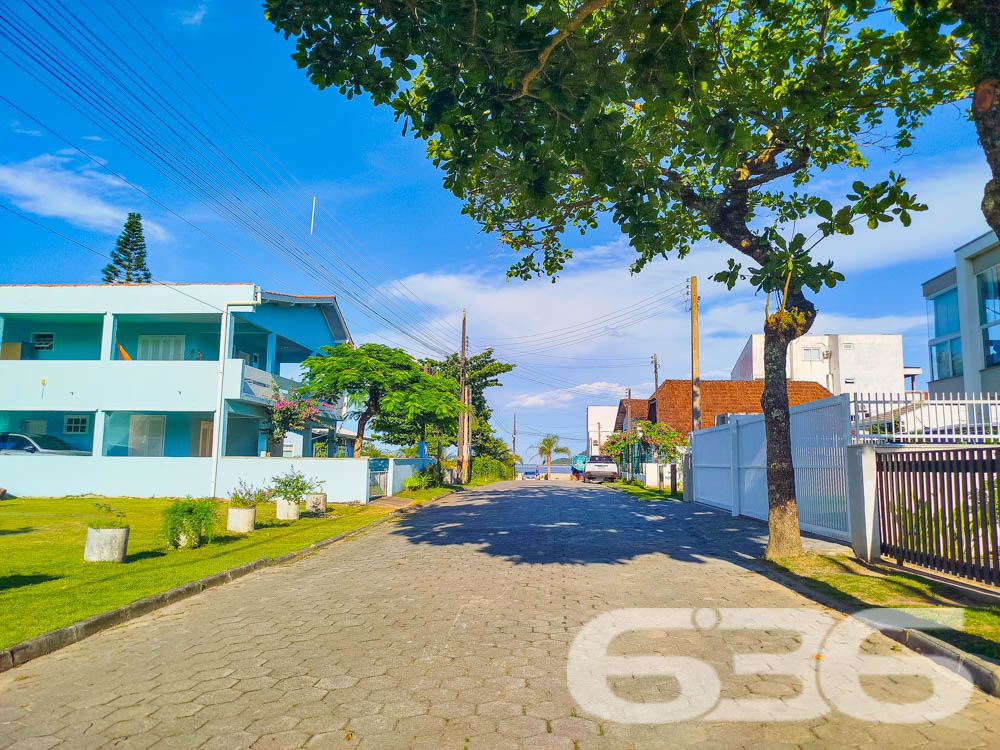 Descubra Seu Novo Lar no Paraíso de São Francisco do Sul!
Imagine viver a poucos passos da praia em um imóvel que combina conforto, beleza natural e localização estratégica. Esta casa térrea, localizada no bairro Ubatuba, é um verdadeiro convite à qualidade de vida. Construída em 2010, ela oferece 75m² de área privativa em um terreno espaçoso de 312,50m², com design funcional e detalhes que encantam.
Destaques do Imóvel:
Conforto Interno:
A residência possui uma sala de estar e jantar integradas, perfeitas para reunir a família e amigos em um ambiente acolhedor. A cozinha planejada é moderna e prática, com excelente aproveitamento de espaço e luz natural. O imóvel conta com um dormitório aconchegante, uma suíte espaçosa e dois banheiros bem distribuídos.
Lazer e Bem-Estar:
No exterior, você encontrará um espaço verde impecável, com palmeiras e flores que embelezam o jardim. A área de festas com churrasqueira é o lugar ideal para seus momentos de descontração. Relaxe em uma rede enquanto aproveita a brisa do mar e a tranquilidade que este imóvel proporciona.
Estrutura Completa:
A casa oferece uma garagem coberta e espaço para até dois carros descobertos. Tudo isso em uma propriedade completamente murada, garantindo segurança e privacidade para você e sua família.
Localização Perfeita:
Situada em uma rua pavimentada, a casa está a poucos metros da praia e conta com fácil acesso às principais vias da região. Você também estará próximo a serviços essenciais, comércios locais e transporte público, tornando o dia a dia ainda mais prático.
Se você busca um lar que combine praticidade, lazer e proximidade com a natureza, este é o lugar certo! Entre em contato com a 636 Negócios Imobiliários e agende sua visita.
Venha conhecer e se apaixonar pelo seu próximo endereço: um espaço onde cada detalhe foi pensado para você viver bem!
636 NEGÓCIOS IMOBILIÁRIOS: A SUA MELHOR ESCOLHA
Com mais de 30 anos de experiência, a 636 Negócios Imobiliários é sua parceira ideal para encontrar o imóvel perfeito. Estamos prontos para ajudá-lo a fazer deste imóvel o seu novo lar.
Telefone: (47) 3451-0636
WhatsApp: (47) 99190-0636
Não perca esta oportunidade única. Visite nosso site para mais informações: i636.com.br