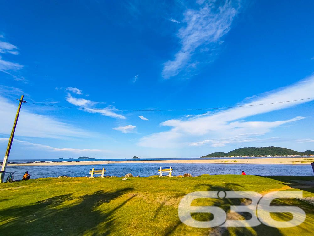 Descubra Seu Novo Lar no Paraíso de São Francisco do Sul!
Imagine viver a poucos passos da praia em um imóvel que combina conforto, beleza natural e localização estratégica. Esta casa térrea, localizada no bairro Ubatuba, é um verdadeiro convite à qualidade de vida. Construída em 2010, ela oferece 75m² de área privativa em um terreno espaçoso de 312,50m², com design funcional e detalhes que encantam.
Destaques do Imóvel:
Conforto Interno:
A residência possui uma sala de estar e jantar integradas, perfeitas para reunir a família e amigos em um ambiente acolhedor. A cozinha planejada é moderna e prática, com excelente aproveitamento de espaço e luz natural. O imóvel conta com um dormitório aconchegante, uma suíte espaçosa e dois banheiros bem distribuídos.
Lazer e Bem-Estar:
No exterior, você encontrará um espaço verde impecável, com palmeiras e flores que embelezam o jardim. A área de festas com churrasqueira é o lugar ideal para seus momentos de descontração. Relaxe em uma rede enquanto aproveita a brisa do mar e a tranquilidade que este imóvel proporciona.
Estrutura Completa:
A casa oferece uma garagem coberta e espaço para até dois carros descobertos. Tudo isso em uma propriedade completamente murada, garantindo segurança e privacidade para você e sua família.
Localização Perfeita:
Situada em uma rua pavimentada, a casa está a poucos metros da praia e conta com fácil acesso às principais vias da região. Você também estará próximo a serviços essenciais, comércios locais e transporte público, tornando o dia a dia ainda mais prático.
Se você busca um lar que combine praticidade, lazer e proximidade com a natureza, este é o lugar certo! Entre em contato com a 636 Negócios Imobiliários e agende sua visita.
Venha conhecer e se apaixonar pelo seu próximo endereço: um espaço onde cada detalhe foi pensado para você viver bem!
636 NEGÓCIOS IMOBILIÁRIOS: A SUA MELHOR ESCOLHA
Com mais de 30 anos de experiência, a 636 Negócios Imobiliários é sua parceira ideal para encontrar o imóvel perfeito. Estamos prontos para ajudá-lo a fazer deste imóvel o seu novo lar.
Telefone: (47) 3451-0636
WhatsApp: (47) 99190-0636
Não perca esta oportunidade única. Visite nosso site para mais informações: i636.com.br
