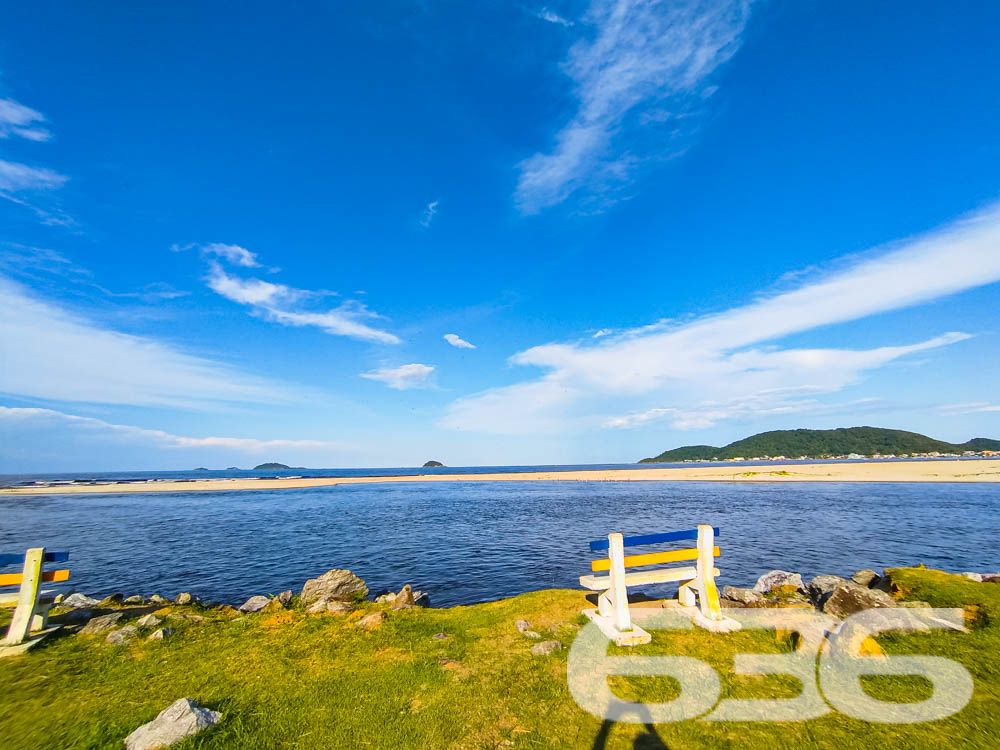Descubra Seu Novo Lar no Paraíso de São Francisco do Sul!
Imagine viver a poucos passos da praia em um imóvel que combina conforto, beleza natural e localização estratégica. Esta casa térrea, localizada no bairro Ubatuba, é um verdadeiro convite à qualidade de vida. Construída em 2010, ela oferece 75m² de área privativa em um terreno espaçoso de 312,50m², com design funcional e detalhes que encantam.
Destaques do Imóvel:
Conforto Interno:
A residência possui uma sala de estar e jantar integradas, perfeitas para reunir a família e amigos em um ambiente acolhedor. A cozinha planejada é moderna e prática, com excelente aproveitamento de espaço e luz natural. O imóvel conta com um dormitório aconchegante, uma suíte espaçosa e dois banheiros bem distribuídos.
Lazer e Bem-Estar:
No exterior, você encontrará um espaço verde impecável, com palmeiras e flores que embelezam o jardim. A área de festas com churrasqueira é o lugar ideal para seus momentos de descontração. Relaxe em uma rede enquanto aproveita a brisa do mar e a tranquilidade que este imóvel proporciona.
Estrutura Completa:
A casa oferece uma garagem coberta e espaço para até dois carros descobertos. Tudo isso em uma propriedade completamente murada, garantindo segurança e privacidade para você e sua família.
Localização Perfeita:
Situada em uma rua pavimentada, a casa está a poucos metros da praia e conta com fácil acesso às principais vias da região. Você também estará próximo a serviços essenciais, comércios locais e transporte público, tornando o dia a dia ainda mais prático.
Se você busca um lar que combine praticidade, lazer e proximidade com a natureza, este é o lugar certo! Entre em contato com a 636 Negócios Imobiliários e agende sua visita.
Venha conhecer e se apaixonar pelo seu próximo endereço: um espaço onde cada detalhe foi pensado para você viver bem!
636 NEGÓCIOS IMOBILIÁRIOS: A SUA MELHOR ESCOLHA
Com mais de 30 anos de experiência, a 636 Negócios Imobiliários é sua parceira ideal para encontrar o imóvel perfeito. Estamos prontos para ajudá-lo a fazer deste imóvel o seu novo lar.
Telefone: (47) 3451-0636
WhatsApp: (47) 99190-0636
Não perca esta oportunidade única. Visite nosso site para mais informações: i636.com.br