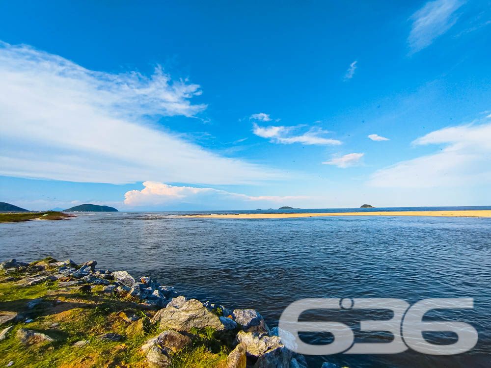Descubra Seu Novo Lar no Paraíso de São Francisco do Sul!
Imagine viver a poucos passos da praia em um imóvel que combina conforto, beleza natural e localização estratégica. Esta casa térrea, localizada no bairro Ubatuba, é um verdadeiro convite à qualidade de vida. Construída em 2010, ela oferece 75m² de área privativa em um terreno espaçoso de 312,50m², com design funcional e detalhes que encantam.
Destaques do Imóvel:
Conforto Interno:
A residência possui uma sala de estar e jantar integradas, perfeitas para reunir a família e amigos em um ambiente acolhedor. A cozinha planejada é moderna e prática, com excelente aproveitamento de espaço e luz natural. O imóvel conta com um dormitório aconchegante, uma suíte espaçosa e dois banheiros bem distribuídos.
Lazer e Bem-Estar:
No exterior, você encontrará um espaço verde impecável, com palmeiras e flores que embelezam o jardim. A área de festas com churrasqueira é o lugar ideal para seus momentos de descontração. Relaxe em uma rede enquanto aproveita a brisa do mar e a tranquilidade que este imóvel proporciona.
Estrutura Completa:
A casa oferece uma garagem coberta e espaço para até dois carros descobertos. Tudo isso em uma propriedade completamente murada, garantindo segurança e privacidade para você e sua família.
Localização Perfeita:
Situada em uma rua pavimentada, a casa está a poucos metros da praia e conta com fácil acesso às principais vias da região. Você também estará próximo a serviços essenciais, comércios locais e transporte público, tornando o dia a dia ainda mais prático.
Se você busca um lar que combine praticidade, lazer e proximidade com a natureza, este é o lugar certo! Entre em contato com a 636 Negócios Imobiliários e agende sua visita.
Venha conhecer e se apaixonar pelo seu próximo endereço: um espaço onde cada detalhe foi pensado para você viver bem!
636 NEGÓCIOS IMOBILIÁRIOS: A SUA MELHOR ESCOLHA
Com mais de 30 anos de experiência, a 636 Negócios Imobiliários é sua parceira ideal para encontrar o imóvel perfeito. Estamos prontos para ajudá-lo a fazer deste imóvel o seu novo lar.
Telefone: (47) 3451-0636
WhatsApp: (47) 99190-0636
Não perca esta oportunidade única. Visite nosso site para mais informações: i636.com.br