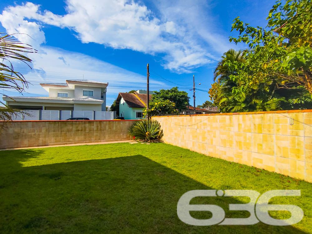 Descubra Seu Novo Lar no Paraíso de São Francisco do Sul!
Imagine viver a poucos passos da praia em um imóvel que combina conforto, beleza natural e localização estratégica. Esta casa térrea, localizada no bairro Ubatuba, é um verdadeiro convite à qualidade de vida. Construída em 2010, ela oferece 75m² de área privativa em um terreno espaçoso de 312,50m², com design funcional e detalhes que encantam.
Destaques do Imóvel:
Conforto Interno:
A residência possui uma sala de estar e jantar integradas, perfeitas para reunir a família e amigos em um ambiente acolhedor. A cozinha planejada é moderna e prática, com excelente aproveitamento de espaço e luz natural. O imóvel conta com um dormitório aconchegante, uma suíte espaçosa e dois banheiros bem distribuídos.
Lazer e Bem-Estar:
No exterior, você encontrará um espaço verde impecável, com palmeiras e flores que embelezam o jardim. A área de festas com churrasqueira é o lugar ideal para seus momentos de descontração. Relaxe em uma rede enquanto aproveita a brisa do mar e a tranquilidade que este imóvel proporciona.
Estrutura Completa:
A casa oferece uma garagem coberta e espaço para até dois carros descobertos. Tudo isso em uma propriedade completamente murada, garantindo segurança e privacidade para você e sua família.
Localização Perfeita:
Situada em uma rua pavimentada, a casa está a poucos metros da praia e conta com fácil acesso às principais vias da região. Você também estará próximo a serviços essenciais, comércios locais e transporte público, tornando o dia a dia ainda mais prático.
Se você busca um lar que combine praticidade, lazer e proximidade com a natureza, este é o lugar certo! Entre em contato com a 636 Negócios Imobiliários e agende sua visita.
Venha conhecer e se apaixonar pelo seu próximo endereço: um espaço onde cada detalhe foi pensado para você viver bem!
636 NEGÓCIOS IMOBILIÁRIOS: A SUA MELHOR ESCOLHA
Com mais de 30 anos de experiência, a 636 Negócios Imobiliários é sua parceira ideal para encontrar o imóvel perfeito. Estamos prontos para ajudá-lo a fazer deste imóvel o seu novo lar.
Telefone: (47) 3451-0636
WhatsApp: (47) 99190-0636
Não perca esta oportunidade única. Visite nosso site para mais informações: i636.com.br