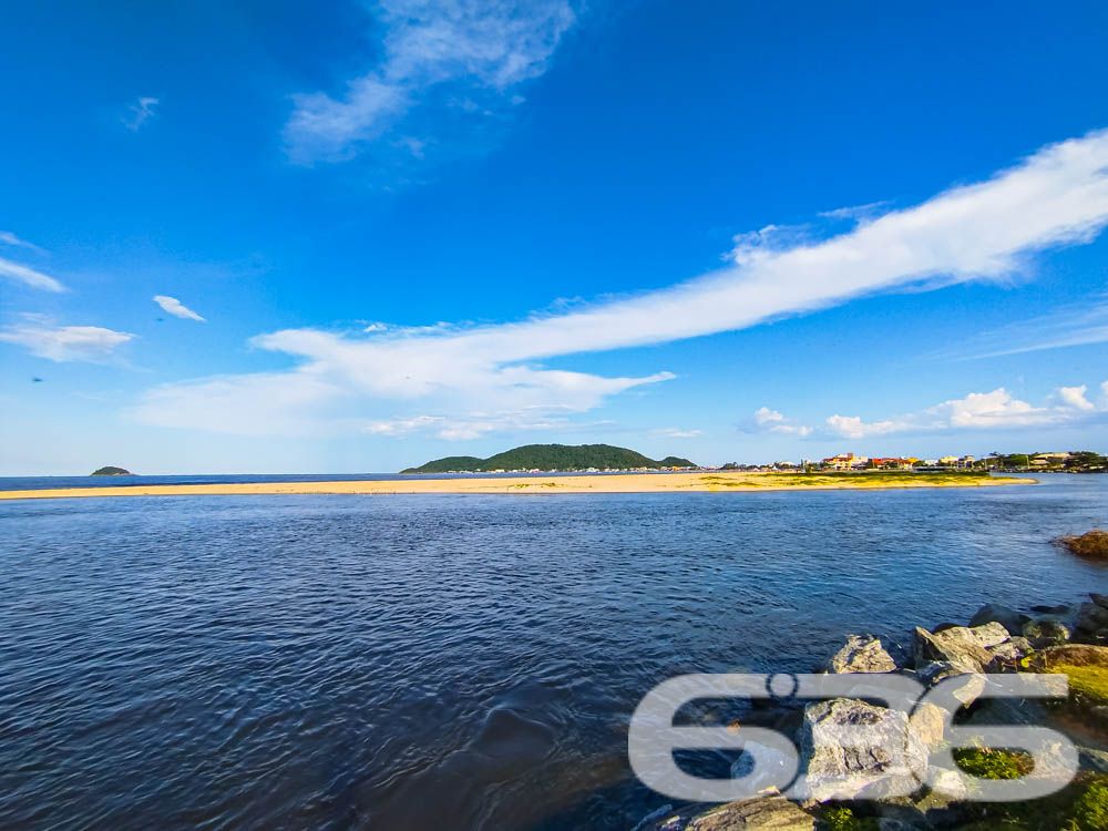 Descubra Seu Novo Lar no Paraíso de São Francisco do Sul!
Imagine viver a poucos passos da praia em um imóvel que combina conforto, beleza natural e localização estratégica. Esta casa térrea, localizada no bairro Ubatuba, é um verdadeiro convite à qualidade de vida. Construída em 2010, ela oferece 75m² de área privativa em um terreno espaçoso de 312,50m², com design funcional e detalhes que encantam.
Destaques do Imóvel:
Conforto Interno:
A residência possui uma sala de estar e jantar integradas, perfeitas para reunir a família e amigos em um ambiente acolhedor. A cozinha planejada é moderna e prática, com excelente aproveitamento de espaço e luz natural. O imóvel conta com um dormitório aconchegante, uma suíte espaçosa e dois banheiros bem distribuídos.
Lazer e Bem-Estar:
No exterior, você encontrará um espaço verde impecável, com palmeiras e flores que embelezam o jardim. A área de festas com churrasqueira é o lugar ideal para seus momentos de descontração. Relaxe em uma rede enquanto aproveita a brisa do mar e a tranquilidade que este imóvel proporciona.
Estrutura Completa:
A casa oferece uma garagem coberta e espaço para até dois carros descobertos. Tudo isso em uma propriedade completamente murada, garantindo segurança e privacidade para você e sua família.
Localização Perfeita:
Situada em uma rua pavimentada, a casa está a poucos metros da praia e conta com fácil acesso às principais vias da região. Você também estará próximo a serviços essenciais, comércios locais e transporte público, tornando o dia a dia ainda mais prático.
Se você busca um lar que combine praticidade, lazer e proximidade com a natureza, este é o lugar certo! Entre em contato com a 636 Negócios Imobiliários e agende sua visita.
Venha conhecer e se apaixonar pelo seu próximo endereço: um espaço onde cada detalhe foi pensado para você viver bem!
636 NEGÓCIOS IMOBILIÁRIOS: A SUA MELHOR ESCOLHA
Com mais de 30 anos de experiência, a 636 Negócios Imobiliários é sua parceira ideal para encontrar o imóvel perfeito. Estamos prontos para ajudá-lo a fazer deste imóvel o seu novo lar.
Telefone: (47) 3451-0636
WhatsApp: (47) 99190-0636
Não perca esta oportunidade única. Visite nosso site para mais informações: i636.com.br