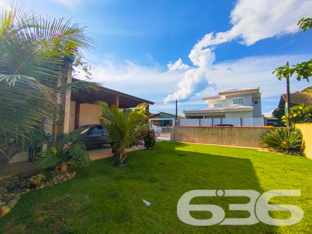 Descubra Seu Novo Lar no Paraíso de São Francisco do Sul!
Imagine viver a poucos passos da praia em um imóvel que combina conforto, beleza natural e localização estratégica. Esta casa térrea, localizada no bairro Ubatuba, é um verdadeiro convite à qualidade de vida. Construída em 2010, ela oferece 75m² de área privativa em um terreno espaçoso de 312,50m², com design funcional e detalhes que encantam.
Destaques do Imóvel:
Conforto Interno:
A residência possui uma sala de estar e jantar integradas, perfeitas para reunir a família e amigos em um ambiente acolhedor. A cozinha planejada é moderna e prática, com excelente aproveitamento de espaço e luz natural. O imóvel conta com um dormitório aconchegante, uma suíte espaçosa e dois banheiros bem distribuídos.
Lazer e Bem-Estar:
No exterior, você encontrará um espaço verde impecável, com palmeiras e flores que embelezam o jardim. A área de festas com churrasqueira é o lugar ideal para seus momentos de descontração. Relaxe em uma rede enquanto aproveita a brisa do mar e a tranquilidade que este imóvel proporciona.
Estrutura Completa:
A casa oferece uma garagem coberta e espaço para até dois carros descobertos. Tudo isso em uma propriedade completamente murada, garantindo segurança e privacidade para você e sua família.
Localização Perfeita:
Situada em uma rua pavimentada, a casa está a poucos metros da praia e conta com fácil acesso às principais vias da região. Você também estará próximo a serviços essenciais, comércios locais e transporte público, tornando o dia a dia ainda mais prático.
Se você busca um lar que combine praticidade, lazer e proximidade com a natureza, este é o lugar certo! Entre em contato com a 636 Negócios Imobiliários e agende sua visita.
Venha conhecer e se apaixonar pelo seu próximo endereço: um espaço onde cada detalhe foi pensado para você viver bem!
636 NEGÓCIOS IMOBILIÁRIOS: A SUA MELHOR ESCOLHA
Com mais de 30 anos de experiência, a 636 Negócios Imobiliários é sua parceira ideal para encontrar o imóvel perfeito. Estamos prontos para ajudá-lo a fazer deste imóvel o seu novo lar.
Telefone: (47) 3451-0636
WhatsApp: (47) 99190-0636
Não perca esta oportunidade única. Visite nosso site para mais informações: i636.com.br