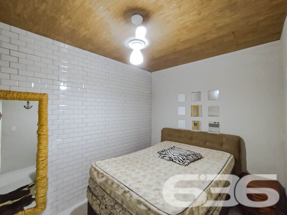 Descubra Seu Novo Lar no Paraíso de São Francisco do Sul!
Imagine viver a poucos passos da praia em um imóvel que combina conforto, beleza natural e localização estratégica. Esta casa térrea, localizada no bairro Ubatuba, é um verdadeiro convite à qualidade de vida. Construída em 2010, ela oferece 75m² de área privativa em um terreno espaçoso de 312,50m², com design funcional e detalhes que encantam.
Destaques do Imóvel:
Conforto Interno:
A residência possui uma sala de estar e jantar integradas, perfeitas para reunir a família e amigos em um ambiente acolhedor. A cozinha planejada é moderna e prática, com excelente aproveitamento de espaço e luz natural. O imóvel conta com um dormitório aconchegante, uma suíte espaçosa e dois banheiros bem distribuídos.
Lazer e Bem-Estar:
No exterior, você encontrará um espaço verde impecável, com palmeiras e flores que embelezam o jardim. A área de festas com churrasqueira é o lugar ideal para seus momentos de descontração. Relaxe em uma rede enquanto aproveita a brisa do mar e a tranquilidade que este imóvel proporciona.
Estrutura Completa:
A casa oferece uma garagem coberta e espaço para até dois carros descobertos. Tudo isso em uma propriedade completamente murada, garantindo segurança e privacidade para você e sua família.
Localização Perfeita:
Situada em uma rua pavimentada, a casa está a poucos metros da praia e conta com fácil acesso às principais vias da região. Você também estará próximo a serviços essenciais, comércios locais e transporte público, tornando o dia a dia ainda mais prático.
Se você busca um lar que combine praticidade, lazer e proximidade com a natureza, este é o lugar certo! Entre em contato com a 636 Negócios Imobiliários e agende sua visita.
Venha conhecer e se apaixonar pelo seu próximo endereço: um espaço onde cada detalhe foi pensado para você viver bem!
636 NEGÓCIOS IMOBILIÁRIOS: A SUA MELHOR ESCOLHA
Com mais de 30 anos de experiência, a 636 Negócios Imobiliários é sua parceira ideal para encontrar o imóvel perfeito. Estamos prontos para ajudá-lo a fazer deste imóvel o seu novo lar.
Telefone: (47) 3451-0636
WhatsApp: (47) 99190-0636
Não perca esta oportunidade única. Visite nosso site para mais informações: i636.com.br