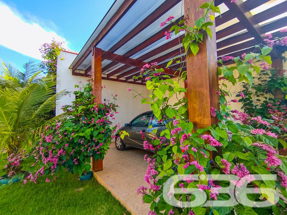 Descubra Seu Novo Lar no Paraíso de São Francisco do Sul!
Imagine viver a poucos passos da praia em um imóvel que combina conforto, beleza natural e localização estratégica. Esta casa térrea, localizada no bairro Ubatuba, é um verdadeiro convite à qualidade de vida. Construída em 2010, ela oferece 75m² de área privativa em um terreno espaçoso de 312,50m², com design funcional e detalhes que encantam.
Destaques do Imóvel:
Conforto Interno:
A residência possui uma sala de estar e jantar integradas, perfeitas para reunir a família e amigos em um ambiente acolhedor. A cozinha planejada é moderna e prática, com excelente aproveitamento de espaço e luz natural. O imóvel conta com um dormitório aconchegante, uma suíte espaçosa e dois banheiros bem distribuídos.
Lazer e Bem-Estar:
No exterior, você encontrará um espaço verde impecável, com palmeiras e flores que embelezam o jardim. A área de festas com churrasqueira é o lugar ideal para seus momentos de descontração. Relaxe em uma rede enquanto aproveita a brisa do mar e a tranquilidade que este imóvel proporciona.
Estrutura Completa:
A casa oferece uma garagem coberta e espaço para até dois carros descobertos. Tudo isso em uma propriedade completamente murada, garantindo segurança e privacidade para você e sua família.
Localização Perfeita:
Situada em uma rua pavimentada, a casa está a poucos metros da praia e conta com fácil acesso às principais vias da região. Você também estará próximo a serviços essenciais, comércios locais e transporte público, tornando o dia a dia ainda mais prático.
Se você busca um lar que combine praticidade, lazer e proximidade com a natureza, este é o lugar certo! Entre em contato com a 636 Negócios Imobiliários e agende sua visita.
Venha conhecer e se apaixonar pelo seu próximo endereço: um espaço onde cada detalhe foi pensado para você viver bem!
636 NEGÓCIOS IMOBILIÁRIOS: A SUA MELHOR ESCOLHA
Com mais de 30 anos de experiência, a 636 Negócios Imobiliários é sua parceira ideal para encontrar o imóvel perfeito. Estamos prontos para ajudá-lo a fazer deste imóvel o seu novo lar.
Telefone: (47) 3451-0636
WhatsApp: (47) 99190-0636
Não perca esta oportunidade única. Visite nosso site para mais informações: i636.com.br