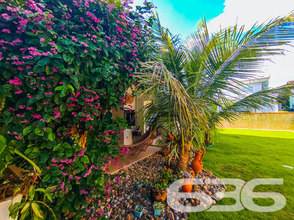 Descubra Seu Novo Lar no Paraíso de São Francisco do Sul!
Imagine viver a poucos passos da praia em um imóvel que combina conforto, beleza natural e localização estratégica. Esta casa térrea, localizada no bairro Ubatuba, é um verdadeiro convite à qualidade de vida. Construída em 2010, ela oferece 75m² de área privativa em um terreno espaçoso de 312,50m², com design funcional e detalhes que encantam.
Destaques do Imóvel:
Conforto Interno:
A residência possui uma sala de estar e jantar integradas, perfeitas para reunir a família e amigos em um ambiente acolhedor. A cozinha planejada é moderna e prática, com excelente aproveitamento de espaço e luz natural. O imóvel conta com um dormitório aconchegante, uma suíte espaçosa e dois banheiros bem distribuídos.
Lazer e Bem-Estar:
No exterior, você encontrará um espaço verde impecável, com palmeiras e flores que embelezam o jardim. A área de festas com churrasqueira é o lugar ideal para seus momentos de descontração. Relaxe em uma rede enquanto aproveita a brisa do mar e a tranquilidade que este imóvel proporciona.
Estrutura Completa:
A casa oferece uma garagem coberta e espaço para até dois carros descobertos. Tudo isso em uma propriedade completamente murada, garantindo segurança e privacidade para você e sua família.
Localização Perfeita:
Situada em uma rua pavimentada, a casa está a poucos metros da praia e conta com fácil acesso às principais vias da região. Você também estará próximo a serviços essenciais, comércios locais e transporte público, tornando o dia a dia ainda mais prático.
Se você busca um lar que combine praticidade, lazer e proximidade com a natureza, este é o lugar certo! Entre em contato com a 636 Negócios Imobiliários e agende sua visita.
Venha conhecer e se apaixonar pelo seu próximo endereço: um espaço onde cada detalhe foi pensado para você viver bem!
636 NEGÓCIOS IMOBILIÁRIOS: A SUA MELHOR ESCOLHA
Com mais de 30 anos de experiência, a 636 Negócios Imobiliários é sua parceira ideal para encontrar o imóvel perfeito. Estamos prontos para ajudá-lo a fazer deste imóvel o seu novo lar.
Telefone: (47) 3451-0636
WhatsApp: (47) 99190-0636
Não perca esta oportunidade única. Visite nosso site para mais informações: i636.com.br