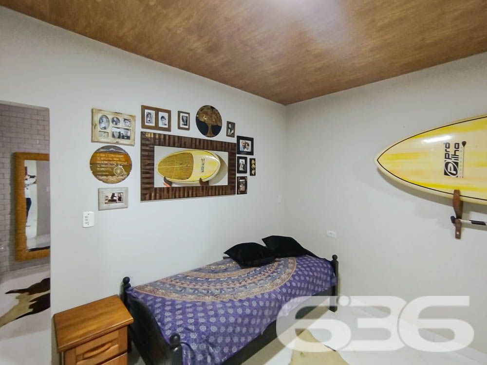 Descubra Seu Novo Lar no Paraíso de São Francisco do Sul!
Imagine viver a poucos passos da praia em um imóvel que combina conforto, beleza natural e localização estratégica. Esta casa térrea, localizada no bairro Ubatuba, é um verdadeiro convite à qualidade de vida. Construída em 2010, ela oferece 75m² de área privativa em um terreno espaçoso de 312,50m², com design funcional e detalhes que encantam.
Destaques do Imóvel:
Conforto Interno:
A residência possui uma sala de estar e jantar integradas, perfeitas para reunir a família e amigos em um ambiente acolhedor. A cozinha planejada é moderna e prática, com excelente aproveitamento de espaço e luz natural. O imóvel conta com um dormitório aconchegante, uma suíte espaçosa e dois banheiros bem distribuídos.
Lazer e Bem-Estar:
No exterior, você encontrará um espaço verde impecável, com palmeiras e flores que embelezam o jardim. A área de festas com churrasqueira é o lugar ideal para seus momentos de descontração. Relaxe em uma rede enquanto aproveita a brisa do mar e a tranquilidade que este imóvel proporciona.
Estrutura Completa:
A casa oferece uma garagem coberta e espaço para até dois carros descobertos. Tudo isso em uma propriedade completamente murada, garantindo segurança e privacidade para você e sua família.
Localização Perfeita:
Situada em uma rua pavimentada, a casa está a poucos metros da praia e conta com fácil acesso às principais vias da região. Você também estará próximo a serviços essenciais, comércios locais e transporte público, tornando o dia a dia ainda mais prático.
Se você busca um lar que combine praticidade, lazer e proximidade com a natureza, este é o lugar certo! Entre em contato com a 636 Negócios Imobiliários e agende sua visita.
Venha conhecer e se apaixonar pelo seu próximo endereço: um espaço onde cada detalhe foi pensado para você viver bem!
636 NEGÓCIOS IMOBILIÁRIOS: A SUA MELHOR ESCOLHA
Com mais de 30 anos de experiência, a 636 Negócios Imobiliários é sua parceira ideal para encontrar o imóvel perfeito. Estamos prontos para ajudá-lo a fazer deste imóvel o seu novo lar.
Telefone: (47) 3451-0636
WhatsApp: (47) 99190-0636
Não perca esta oportunidade única. Visite nosso site para mais informações: i636.com.br