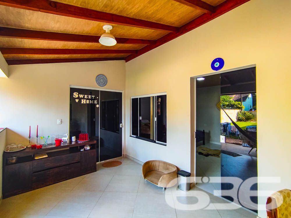 Descubra Seu Novo Lar no Paraíso de São Francisco do Sul!
Imagine viver a poucos passos da praia em um imóvel que combina conforto, beleza natural e localização estratégica. Esta casa térrea, localizada no bairro Ubatuba, é um verdadeiro convite à qualidade de vida. Construída em 2010, ela oferece 75m² de área privativa em um terreno espaçoso de 312,50m², com design funcional e detalhes que encantam.
Destaques do Imóvel:
Conforto Interno:
A residência possui uma sala de estar e jantar integradas, perfeitas para reunir a família e amigos em um ambiente acolhedor. A cozinha planejada é moderna e prática, com excelente aproveitamento de espaço e luz natural. O imóvel conta com um dormitório aconchegante, uma suíte espaçosa e dois banheiros bem distribuídos.
Lazer e Bem-Estar:
No exterior, você encontrará um espaço verde impecável, com palmeiras e flores que embelezam o jardim. A área de festas com churrasqueira é o lugar ideal para seus momentos de descontração. Relaxe em uma rede enquanto aproveita a brisa do mar e a tranquilidade que este imóvel proporciona.
Estrutura Completa:
A casa oferece uma garagem coberta e espaço para até dois carros descobertos. Tudo isso em uma propriedade completamente murada, garantindo segurança e privacidade para você e sua família.
Localização Perfeita:
Situada em uma rua pavimentada, a casa está a poucos metros da praia e conta com fácil acesso às principais vias da região. Você também estará próximo a serviços essenciais, comércios locais e transporte público, tornando o dia a dia ainda mais prático.
Se você busca um lar que combine praticidade, lazer e proximidade com a natureza, este é o lugar certo! Entre em contato com a 636 Negócios Imobiliários e agende sua visita.
Venha conhecer e se apaixonar pelo seu próximo endereço: um espaço onde cada detalhe foi pensado para você viver bem!
636 NEGÓCIOS IMOBILIÁRIOS: A SUA MELHOR ESCOLHA
Com mais de 30 anos de experiência, a 636 Negócios Imobiliários é sua parceira ideal para encontrar o imóvel perfeito. Estamos prontos para ajudá-lo a fazer deste imóvel o seu novo lar.
Telefone: (47) 3451-0636
WhatsApp: (47) 99190-0636
Não perca esta oportunidade única. Visite nosso site para mais informações: i636.com.br