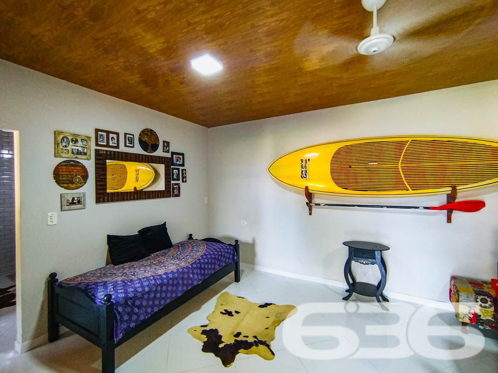 Descubra Seu Novo Lar no Paraíso de São Francisco do Sul!
Imagine viver a poucos passos da praia em um imóvel que combina conforto, beleza natural e localização estratégica. Esta casa térrea, localizada no bairro Ubatuba, é um verdadeiro convite à qualidade de vida. Construída em 2010, ela oferece 75m² de área privativa em um terreno espaçoso de 312,50m², com design funcional e detalhes que encantam.
Destaques do Imóvel:
Conforto Interno:
A residência possui uma sala de estar e jantar integradas, perfeitas para reunir a família e amigos em um ambiente acolhedor. A cozinha planejada é moderna e prática, com excelente aproveitamento de espaço e luz natural. O imóvel conta com um dormitório aconchegante, uma suíte espaçosa e dois banheiros bem distribuídos.
Lazer e Bem-Estar:
No exterior, você encontrará um espaço verde impecável, com palmeiras e flores que embelezam o jardim. A área de festas com churrasqueira é o lugar ideal para seus momentos de descontração. Relaxe em uma rede enquanto aproveita a brisa do mar e a tranquilidade que este imóvel proporciona.
Estrutura Completa:
A casa oferece uma garagem coberta e espaço para até dois carros descobertos. Tudo isso em uma propriedade completamente murada, garantindo segurança e privacidade para você e sua família.
Localização Perfeita:
Situada em uma rua pavimentada, a casa está a poucos metros da praia e conta com fácil acesso às principais vias da região. Você também estará próximo a serviços essenciais, comércios locais e transporte público, tornando o dia a dia ainda mais prático.
Se você busca um lar que combine praticidade, lazer e proximidade com a natureza, este é o lugar certo! Entre em contato com a 636 Negócios Imobiliários e agende sua visita.
Venha conhecer e se apaixonar pelo seu próximo endereço: um espaço onde cada detalhe foi pensado para você viver bem!
636 NEGÓCIOS IMOBILIÁRIOS: A SUA MELHOR ESCOLHA
Com mais de 30 anos de experiência, a 636 Negócios Imobiliários é sua parceira ideal para encontrar o imóvel perfeito. Estamos prontos para ajudá-lo a fazer deste imóvel o seu novo lar.
Telefone: (47) 3451-0636
WhatsApp: (47) 99190-0636
Não perca esta oportunidade única. Visite nosso site para mais informações: i636.com.br