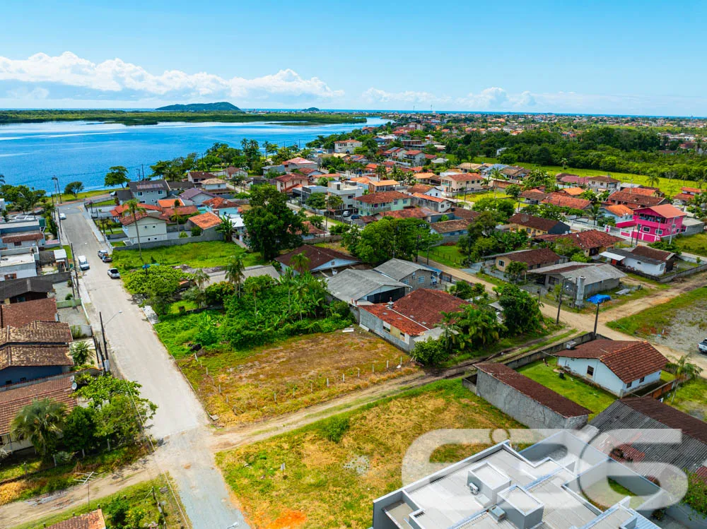 Terreno de esquina com excelente localização em Ba