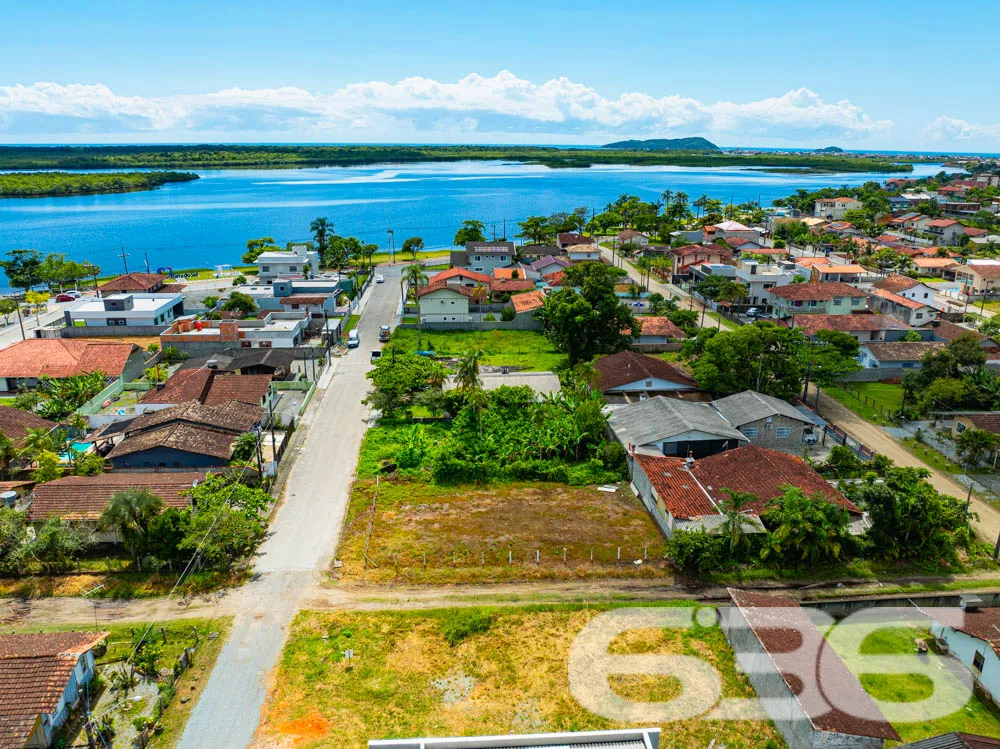 Terreno de esquina com excelente localização em Ba