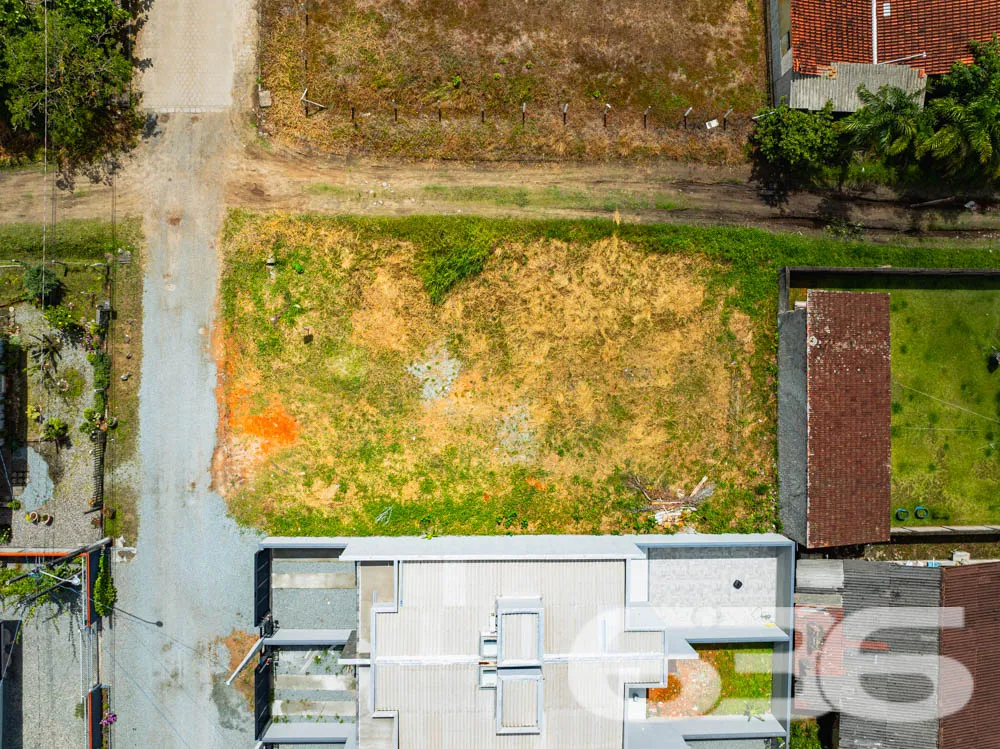 Terreno de esquina com excelente localização em Ba