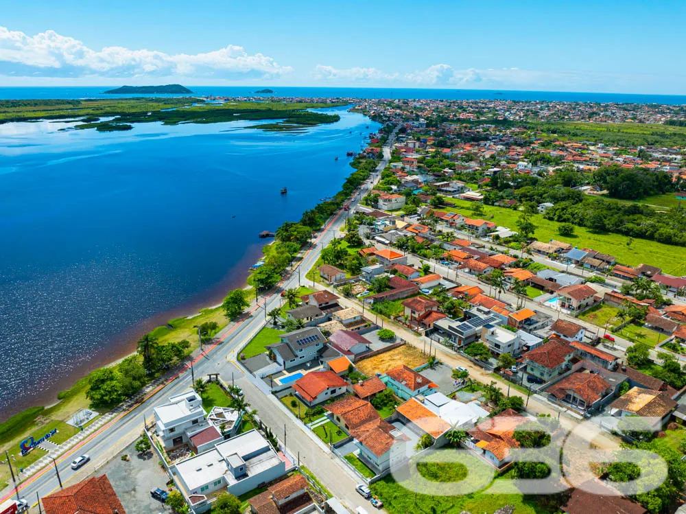 Terreno de esquina com excelente localização em Ba