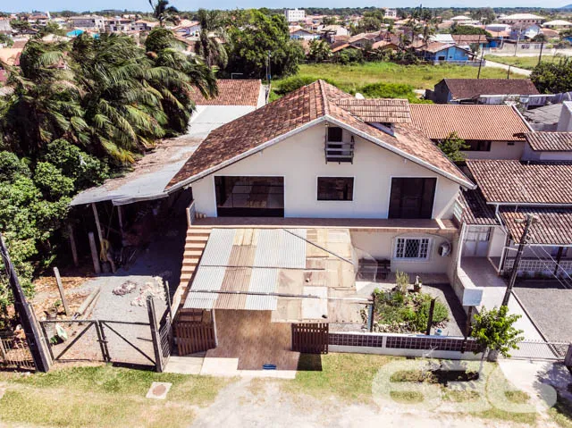 BELÍSSIMA RESIDÊNCIA COM 2 SUÍTE E MAIS 3 QUARTOS
