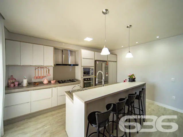 EXCELENTE CASA COM 1 SUÍTE E 2 QUARTOS EM BALNEÁRI