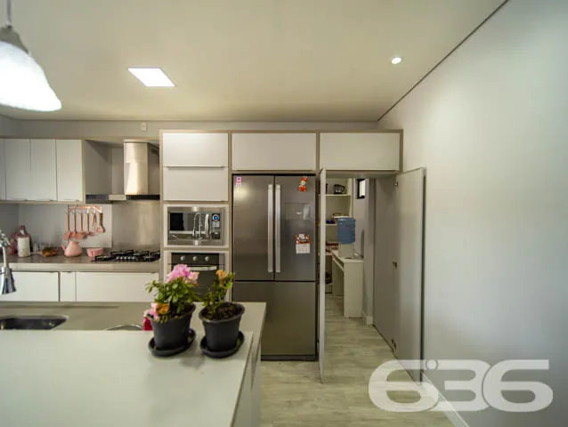 EXCELENTE CASA COM 1 SUÍTE E 2 QUARTOS EM BALNEÁRI
