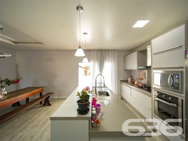 EXCELENTE CASA COM 1 SUÍTE E 2 QUARTOS EM BALNEÁRI