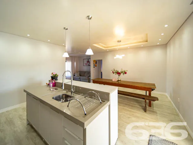 EXCELENTE CASA COM 1 SUÍTE E 2 QUARTOS EM BALNEÁRI