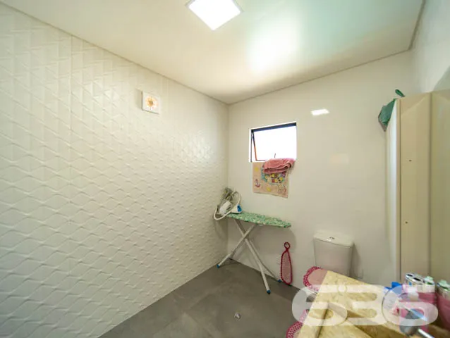 EXCELENTE CASA COM 1 SUÍTE E 2 QUARTOS EM BALNEÁRI