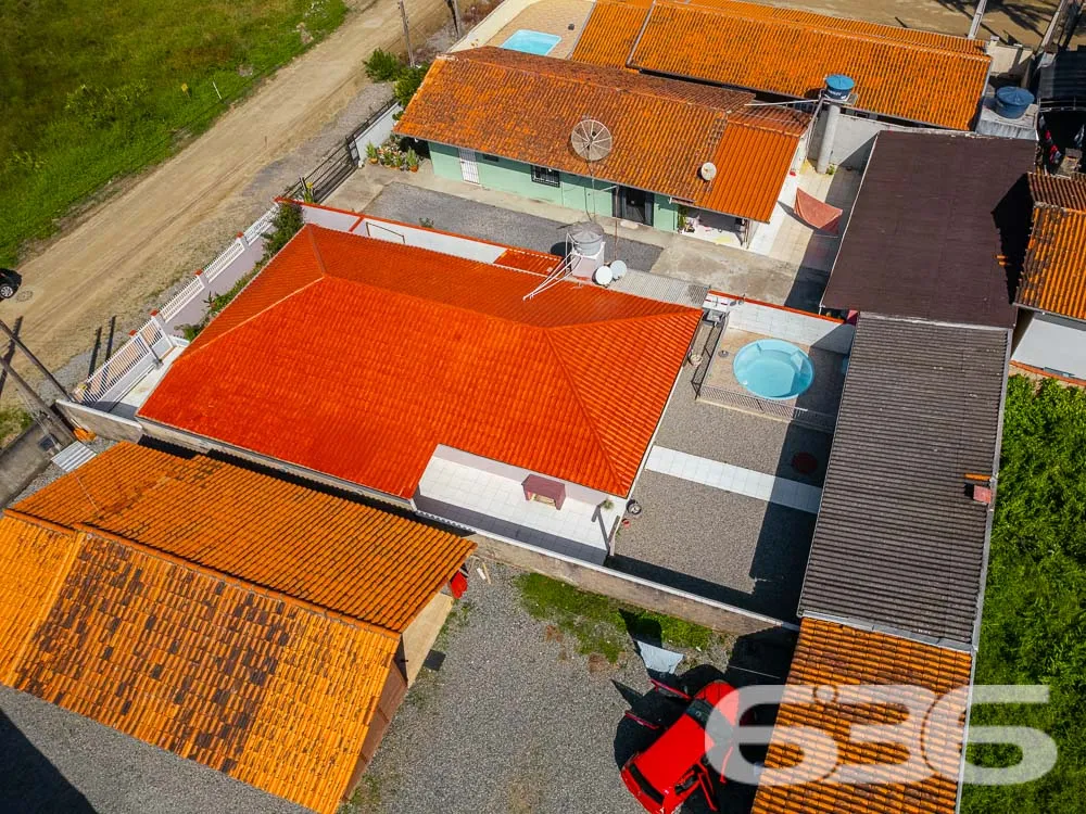 LINDA CASA COM 1 SUÍTE E 2 QUARTOS, EXCELENTE LOC