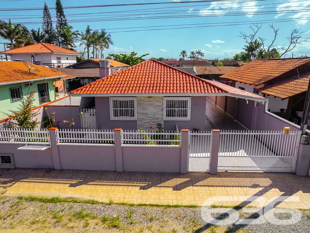 LINDA CASA COM 1 SUÍTE E 2 QUARTOS, EXCELENTE LOC