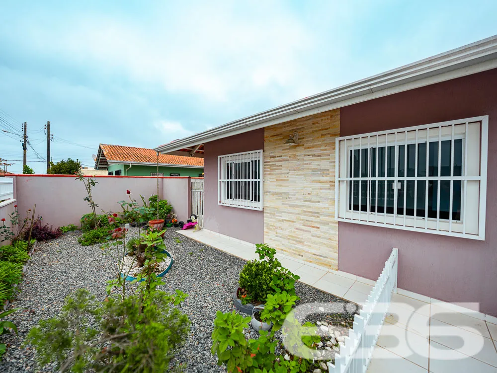 LINDA CASA COM 1 SUÍTE E 2 QUARTOS, EXCELENTE LOC