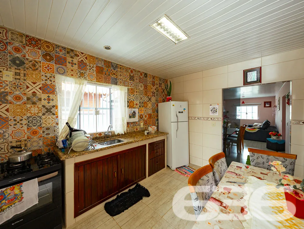 LINDA CASA COM 1 SUÍTE E 2 QUARTOS, EXCELENTE LOC