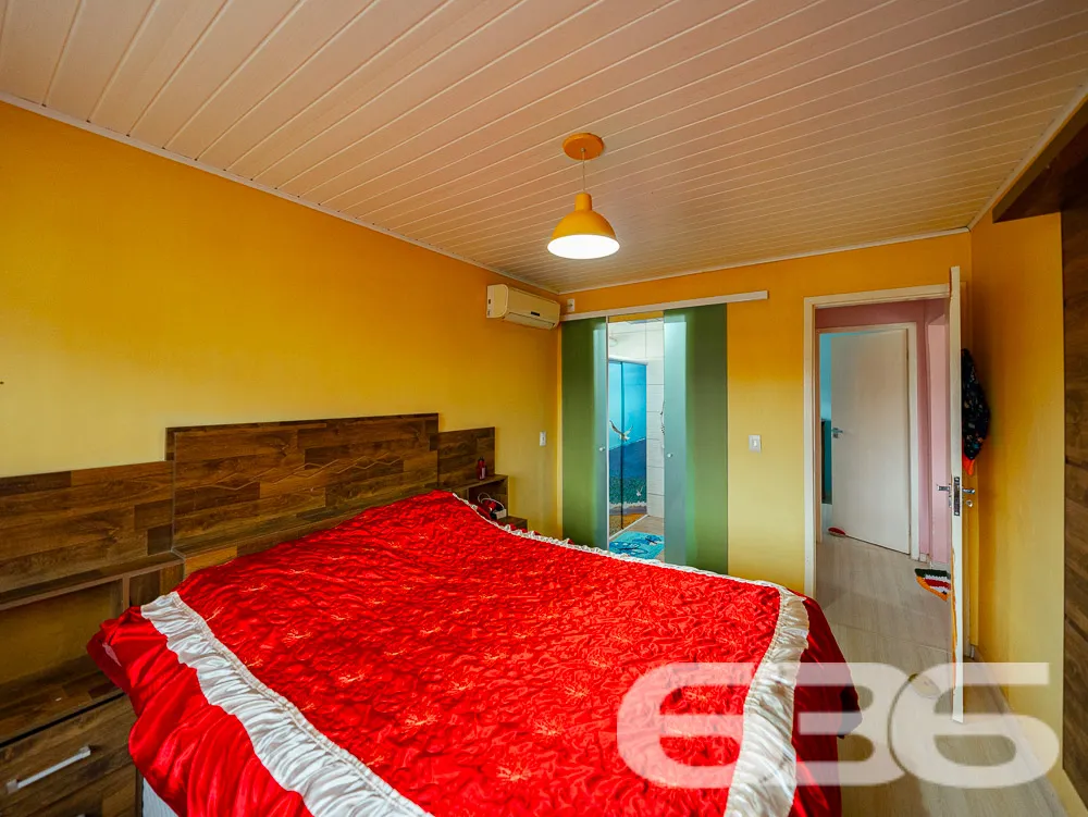 LINDA CASA COM 1 SUÍTE E 2 QUARTOS, EXCELENTE LOC