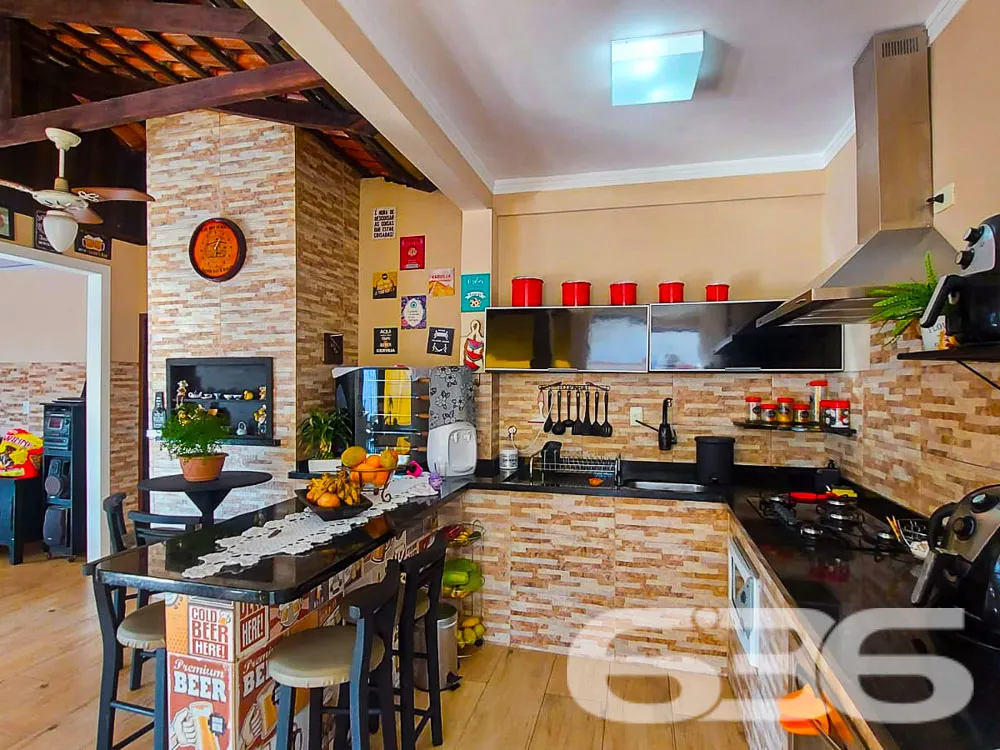 RESIDÊNCIA COM SUÍTE + 3 QUARTOS CADA NO BAIRRO BO
