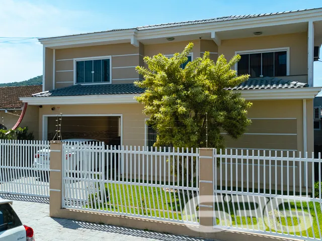 RESIDÊNCIA COM SUÍTE + 3 QUARTOS CADA NO BAIRRO BO